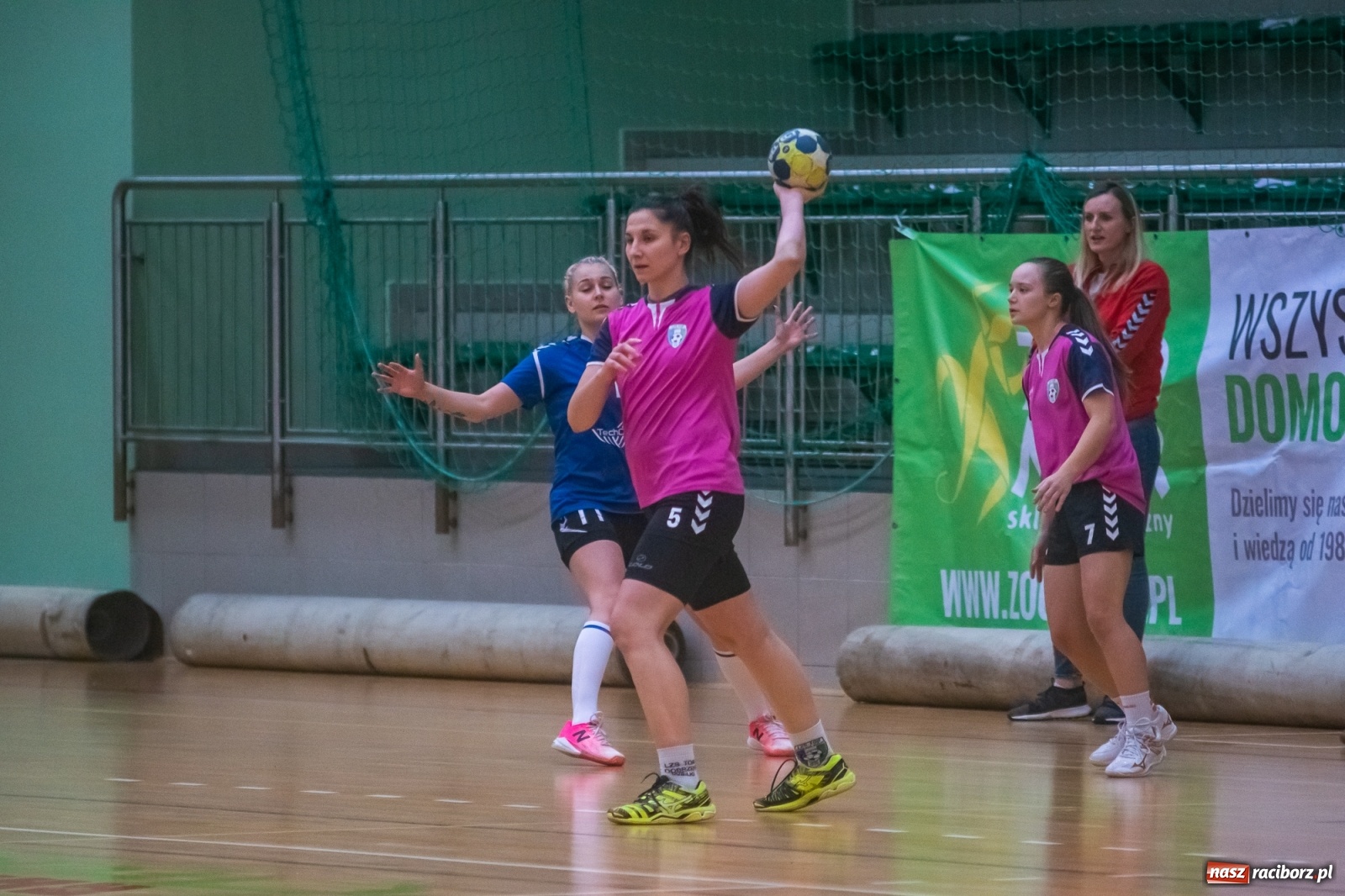 Zdjęcie w galerii na portalu naszraciborz.pl: Piłka ręczna. Dreszczowiec w Arenie Rafako [FOTO i WIDEO] wiadomości z regionu
