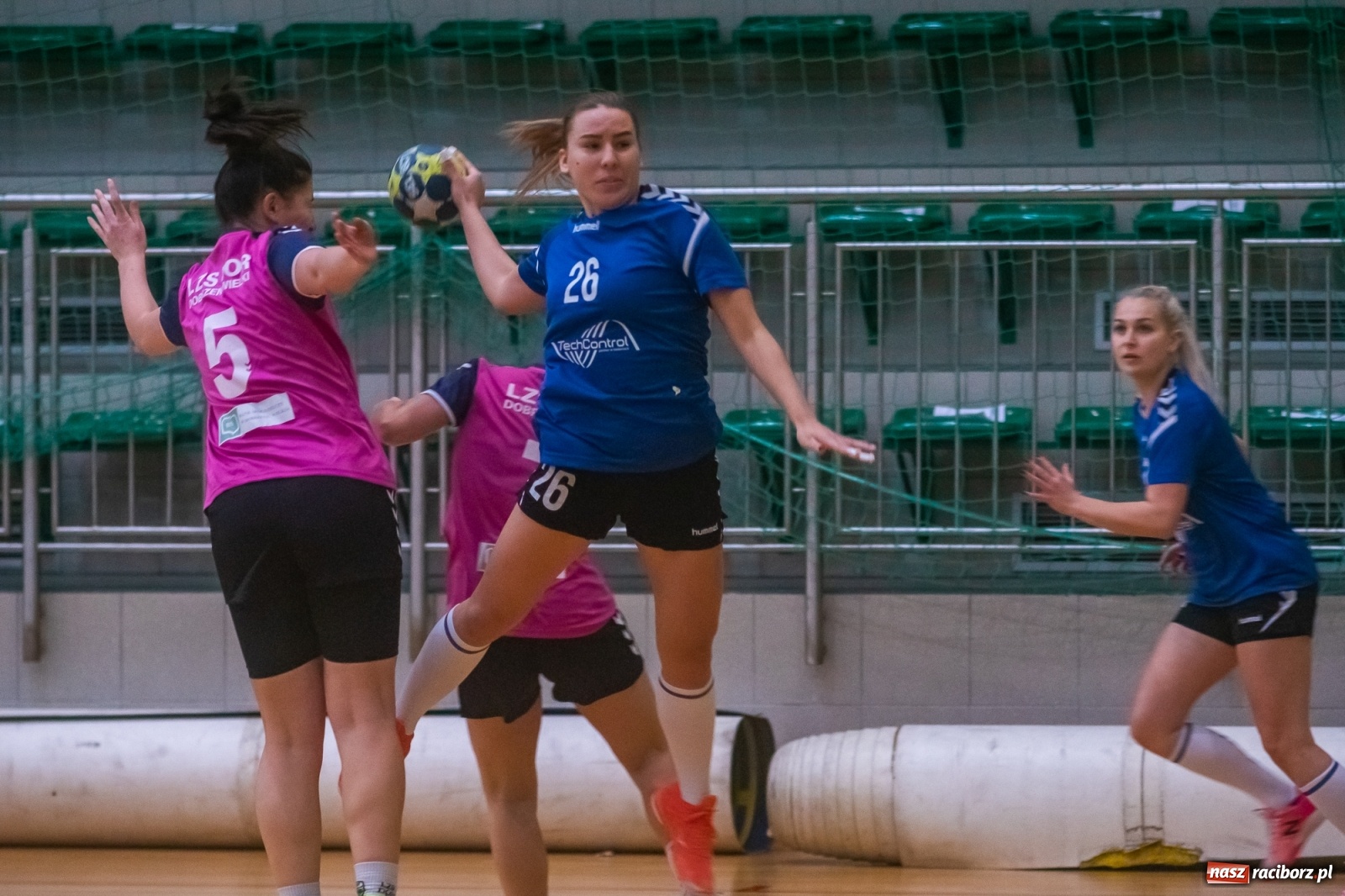 Zdjęcie w galerii na portalu naszraciborz.pl: Piłka ręczna. Dreszczowiec w Arenie Rafako [FOTO i WIDEO] wiadomości z regionu