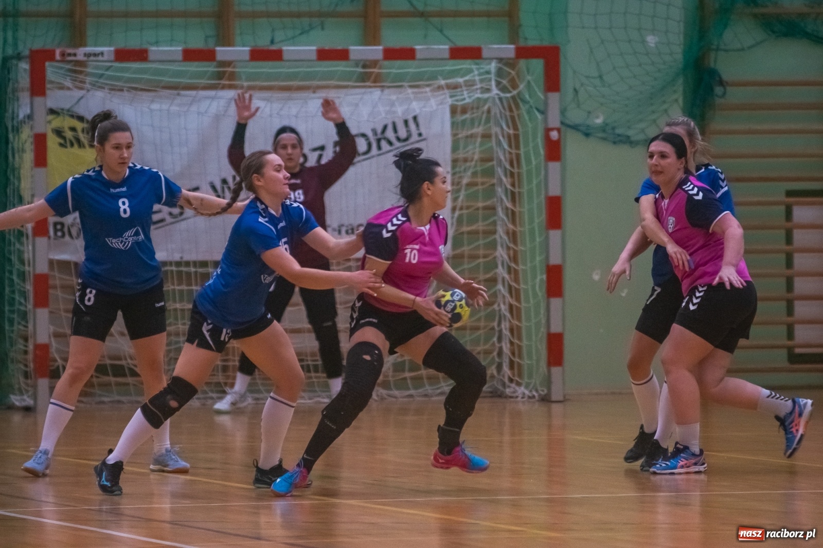 Zdjęcie w galerii na portalu naszraciborz.pl: Piłka ręczna. Dreszczowiec w Arenie Rafako [FOTO i WIDEO] wiadomości z regionu
