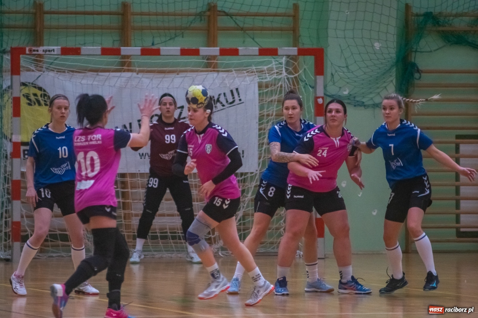Zdjęcie w galerii na portalu naszraciborz.pl: Piłka ręczna. Dreszczowiec w Arenie Rafako [FOTO i WIDEO] wiadomości z regionu
