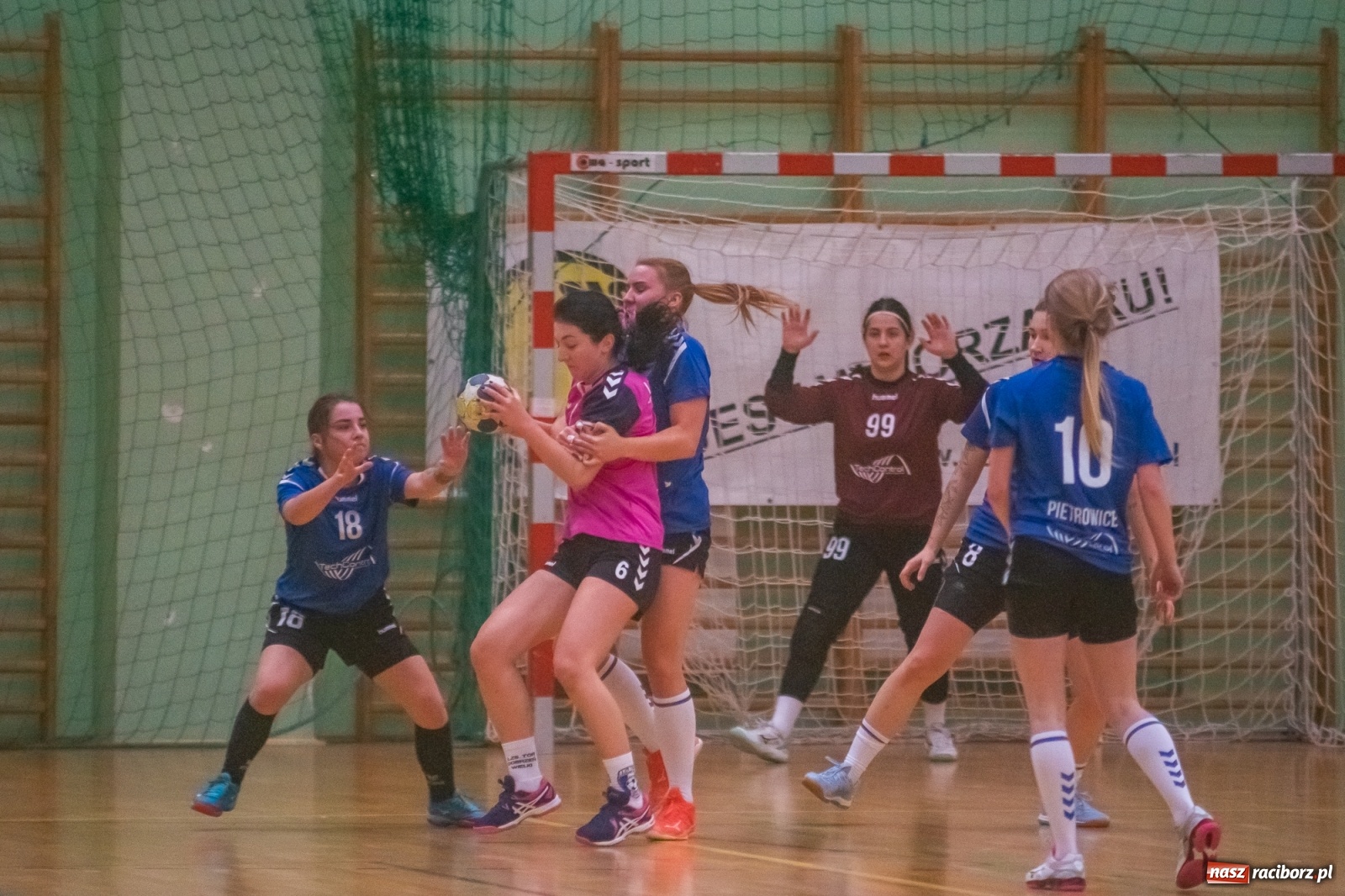 Zdjęcie w galerii na portalu naszraciborz.pl: Piłka ręczna. Dreszczowiec w Arenie Rafako [FOTO i WIDEO] wiadomości z regionu