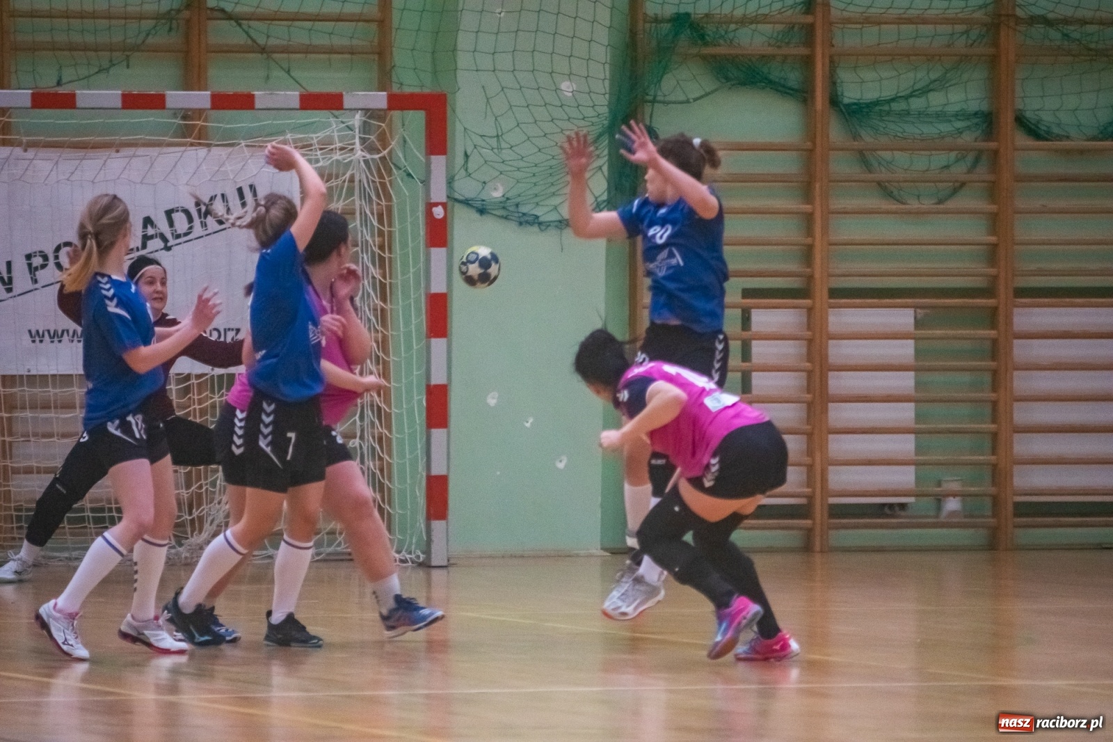 Zdjęcie w galerii na portalu naszraciborz.pl: Piłka ręczna. Dreszczowiec w Arenie Rafako [FOTO i WIDEO] wiadomości z regionu