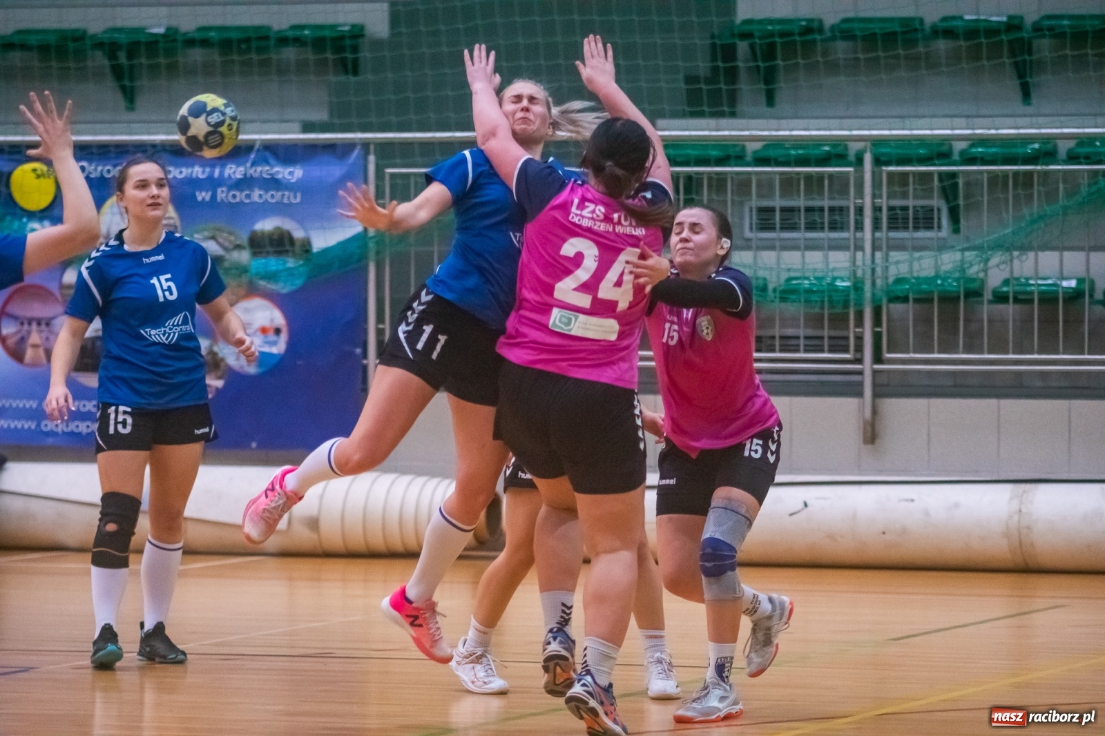 Zdjęcie w galerii na portalu naszraciborz.pl: Piłka ręczna. Dreszczowiec w Arenie Rafako [FOTO i WIDEO] wiadomości z regionu