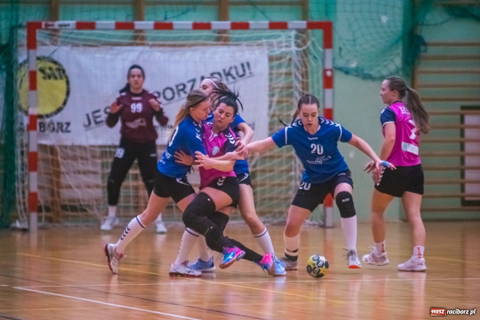 Zdjęcie w galerii na portalu naszraciborz.pl: Piłka ręczna. Dreszczowiec w Arenie Rafako [FOTO i WIDEO] wiadomości z regionu