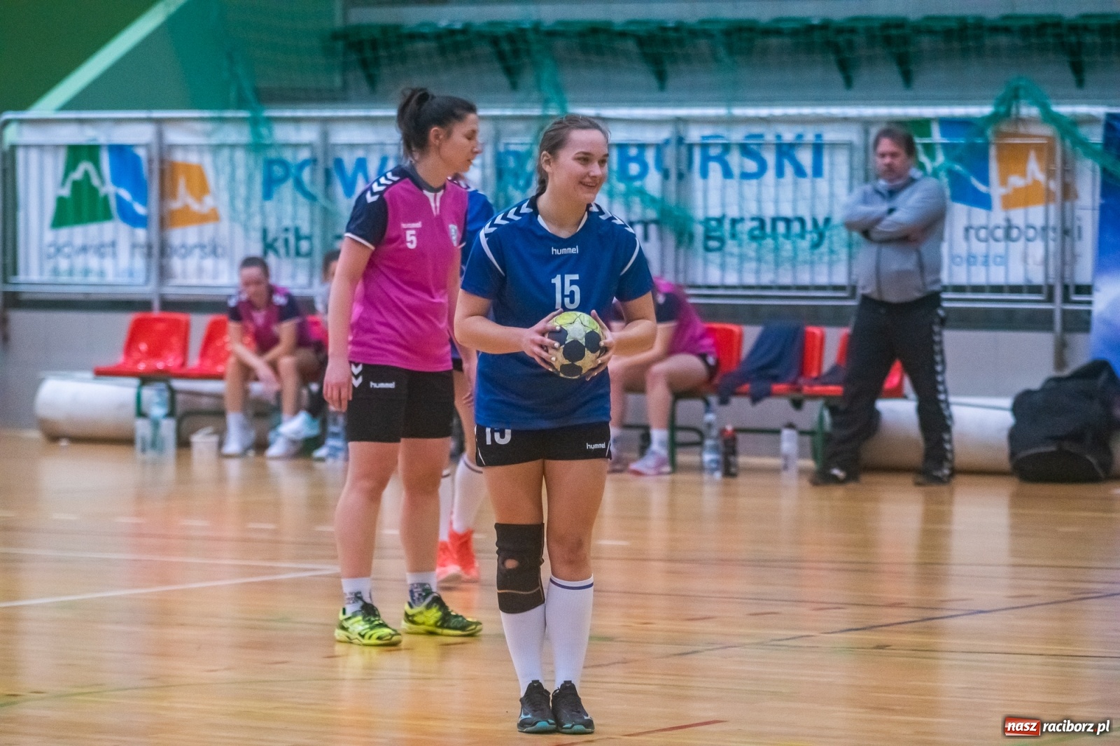Zdjęcie w galerii na portalu naszraciborz.pl: Piłka ręczna. Dreszczowiec w Arenie Rafako [FOTO i WIDEO] wiadomości z regionu