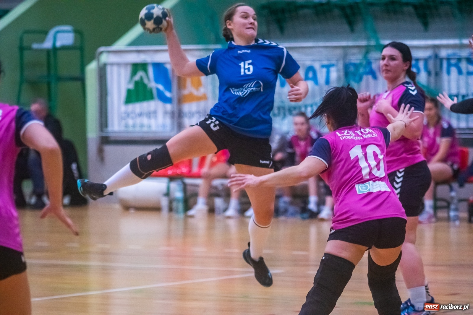 Zdjęcie w galerii na portalu naszraciborz.pl: Piłka ręczna. Dreszczowiec w Arenie Rafako [FOTO i WIDEO] wiadomości z regionu