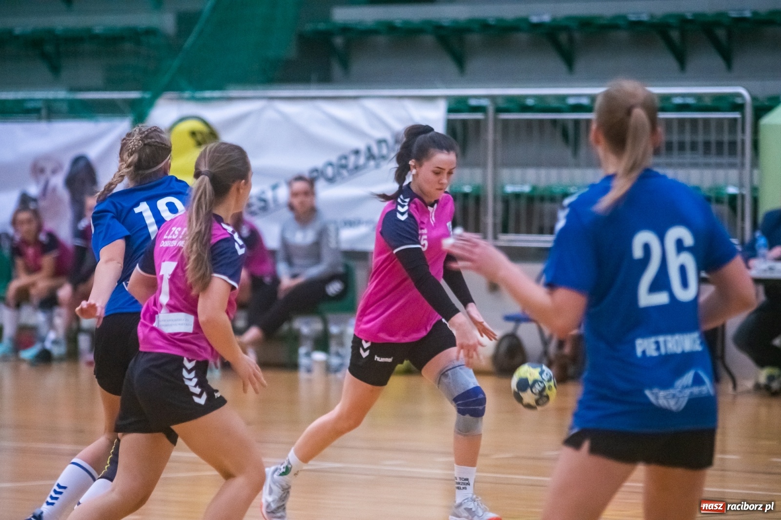 Zdjęcie w galerii na portalu naszraciborz.pl: Piłka ręczna. Dreszczowiec w Arenie Rafako [FOTO i WIDEO] wiadomości z regionu