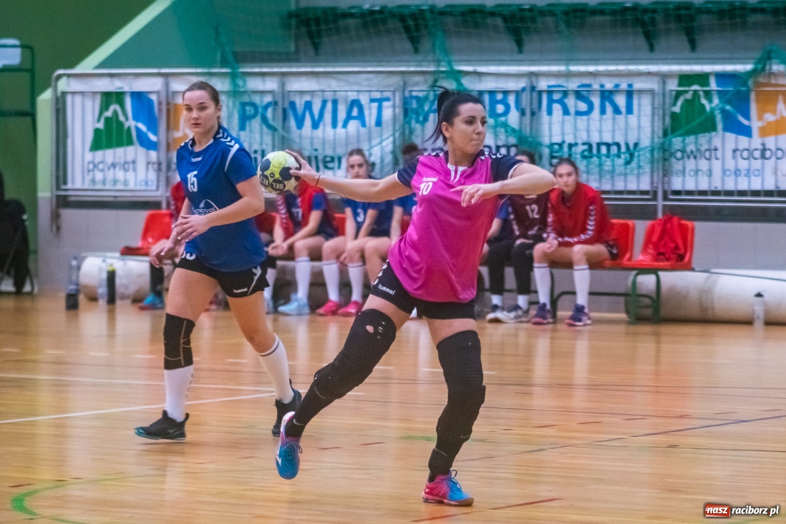 Zdjęcie w galerii na portalu naszraciborz.pl: Piłka ręczna. Dreszczowiec w Arenie Rafako [FOTO i WIDEO] wiadomości z regionu