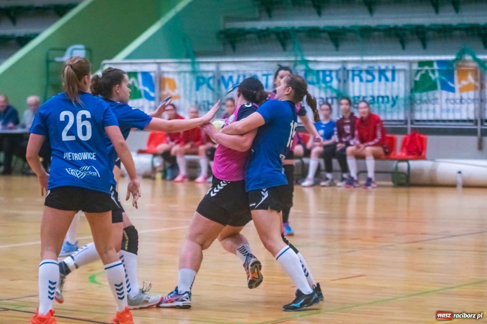 Zdjęcie w galerii na portalu naszraciborz.pl: Piłka ręczna. Dreszczowiec w Arenie Rafako [FOTO i WIDEO] wiadomości z regionu