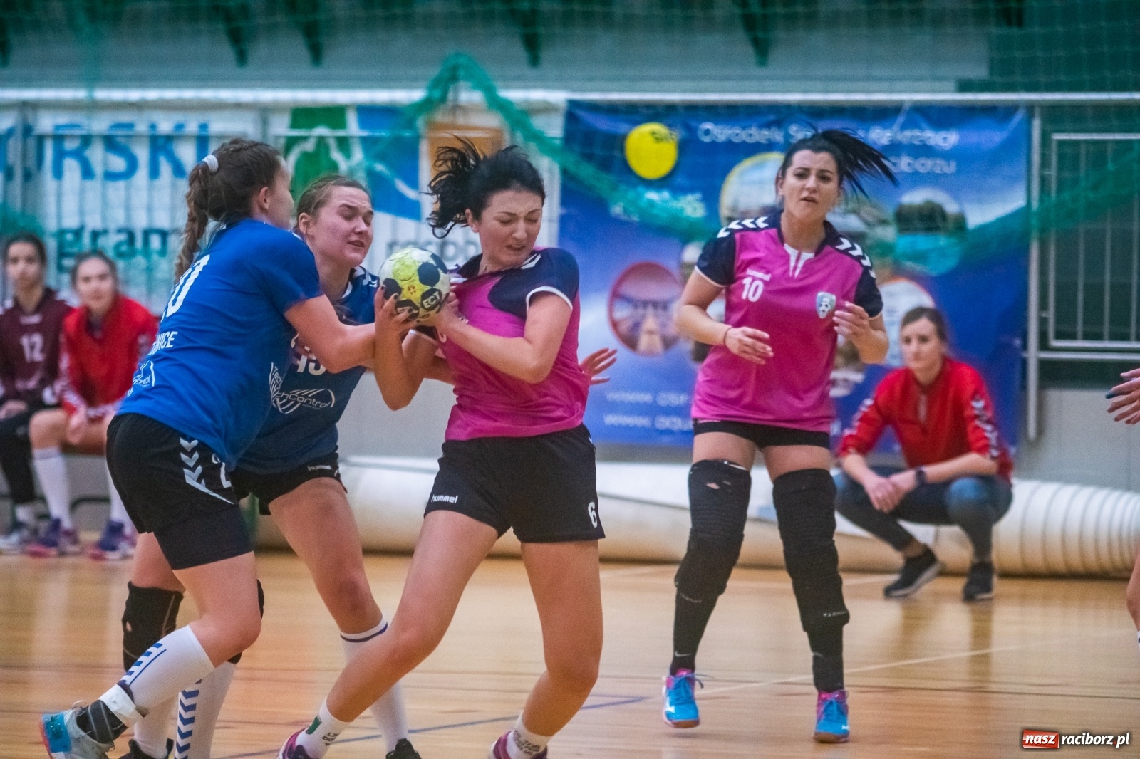 Zdjęcie w galerii na portalu naszraciborz.pl: Piłka ręczna. Dreszczowiec w Arenie Rafako [FOTO i WIDEO] wiadomości z regionu