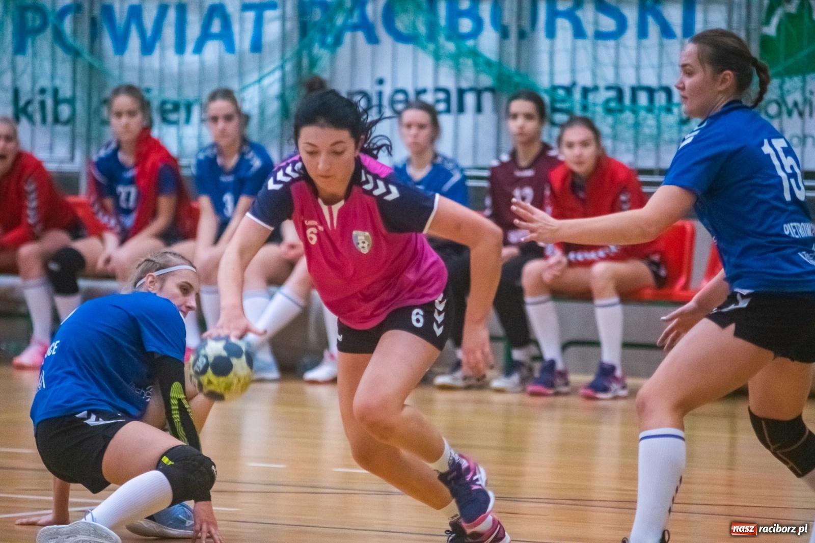 Zdjęcie w galerii na portalu naszraciborz.pl: Piłka ręczna. Dreszczowiec w Arenie Rafako [FOTO i WIDEO] wiadomości z regionu