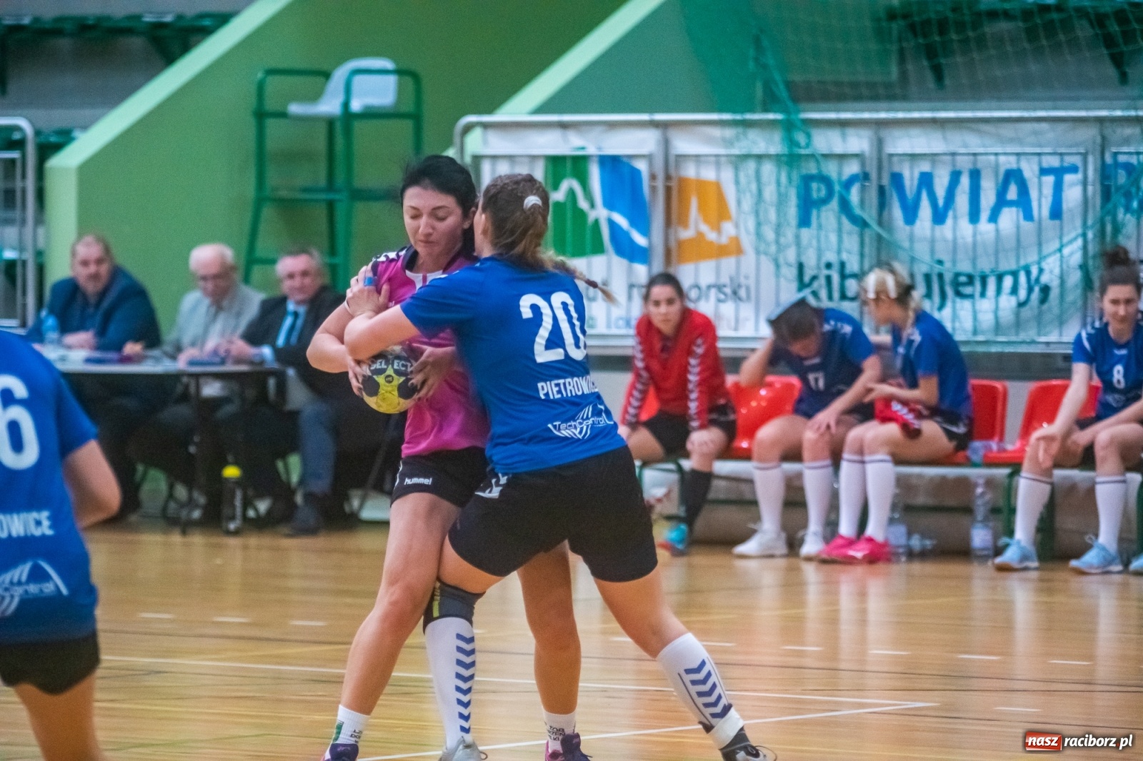 Zdjęcie w galerii na portalu naszraciborz.pl: Piłka ręczna. Dreszczowiec w Arenie Rafako [FOTO i WIDEO] wiadomości z regionu