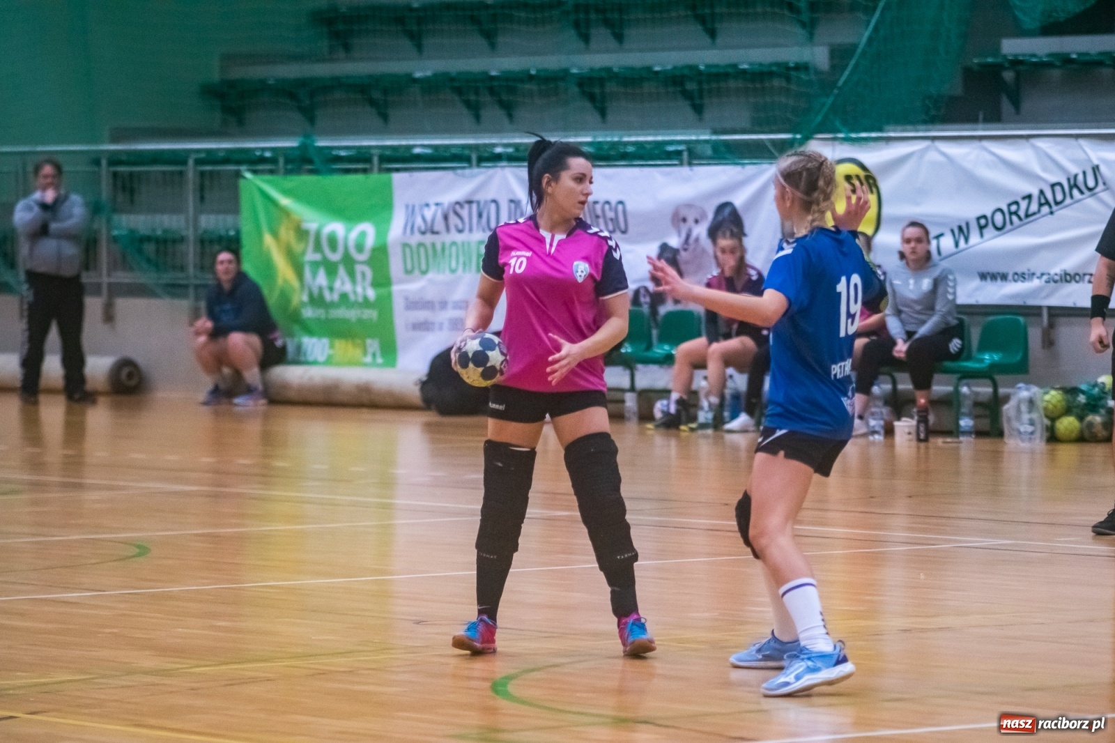 Zdjęcie w galerii na portalu naszraciborz.pl: Piłka ręczna. Dreszczowiec w Arenie Rafako [FOTO i WIDEO] wiadomości z regionu