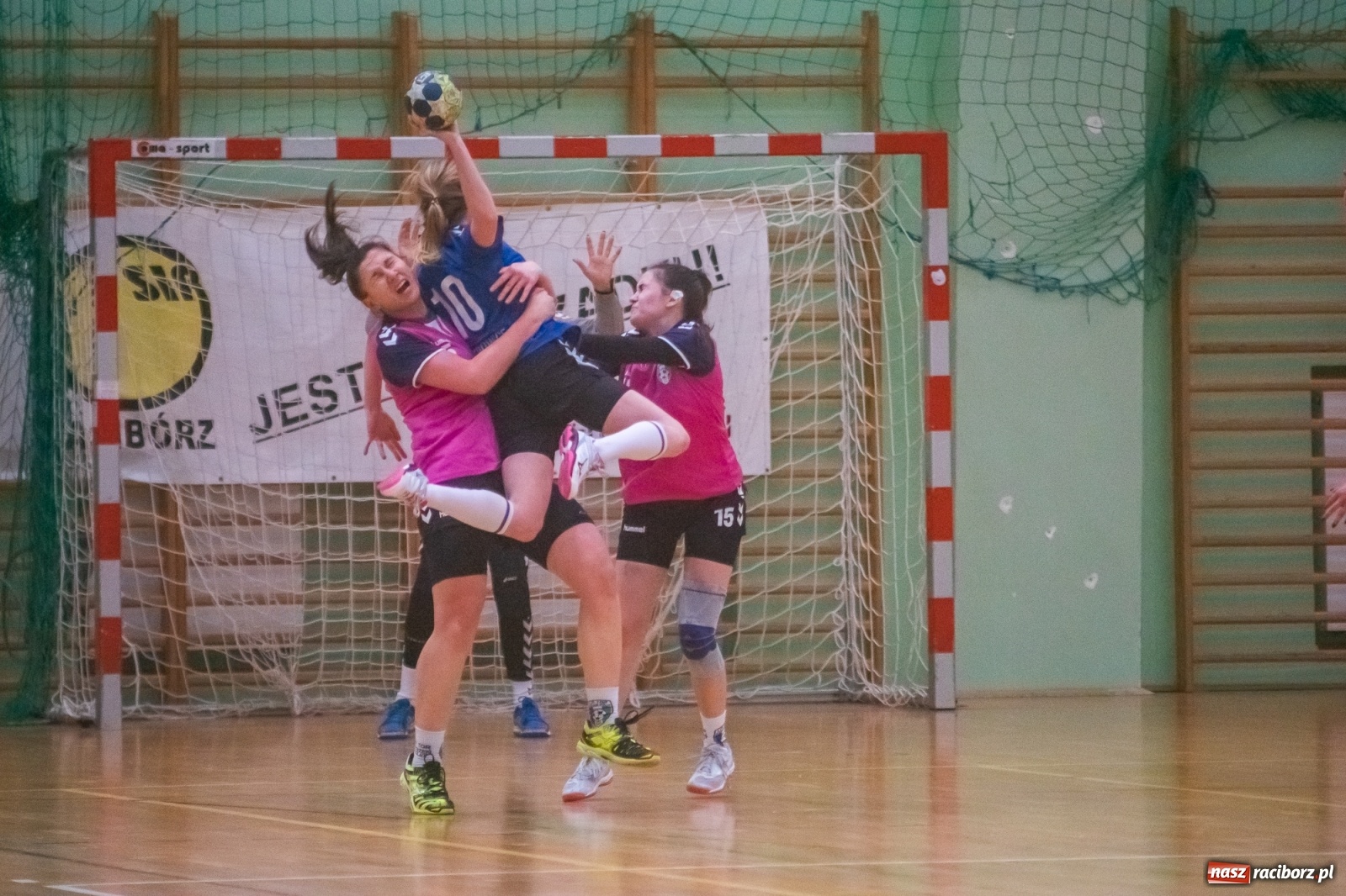 Zdjęcie w galerii na portalu naszraciborz.pl: Piłka ręczna. Dreszczowiec w Arenie Rafako [FOTO i WIDEO] wiadomości z regionu