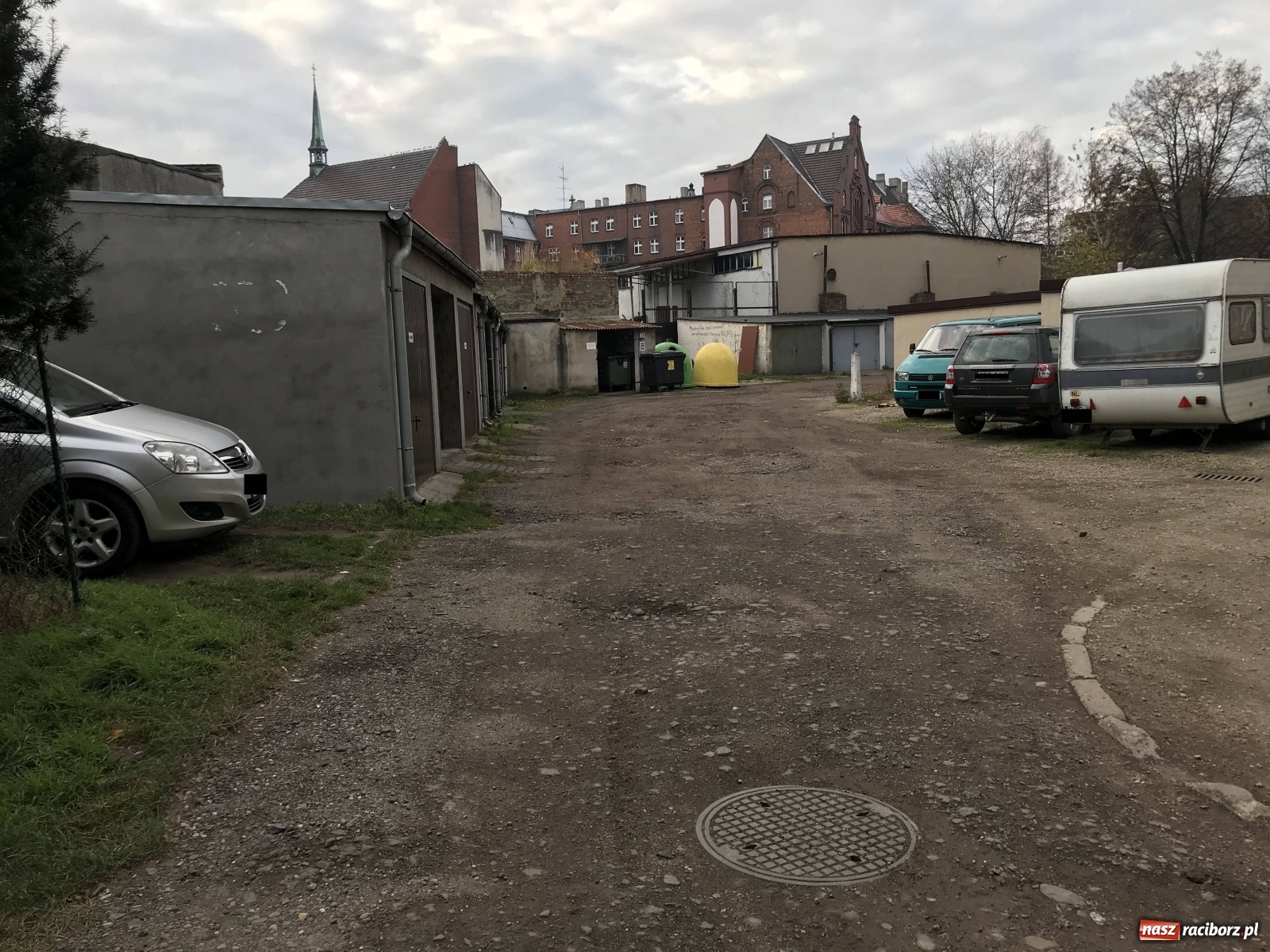 Zdjęcie w galerii na portalu naszraciborz.pl: Dojazd do garaży przy Głowackiego to jak rajd samochodowy wiadomości z regionu