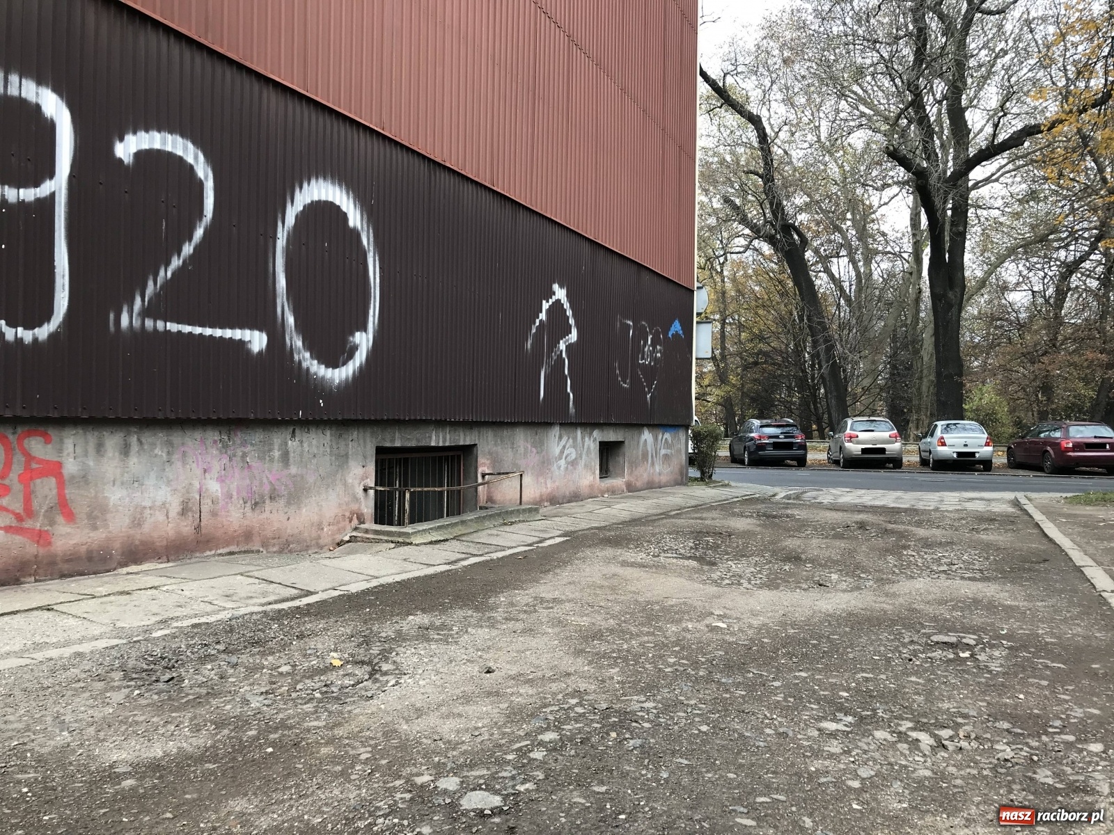 Zdjęcie w galerii na portalu naszraciborz.pl: Dojazd do garaży przy Głowackiego to jak rajd samochodowy wiadomości z regionu