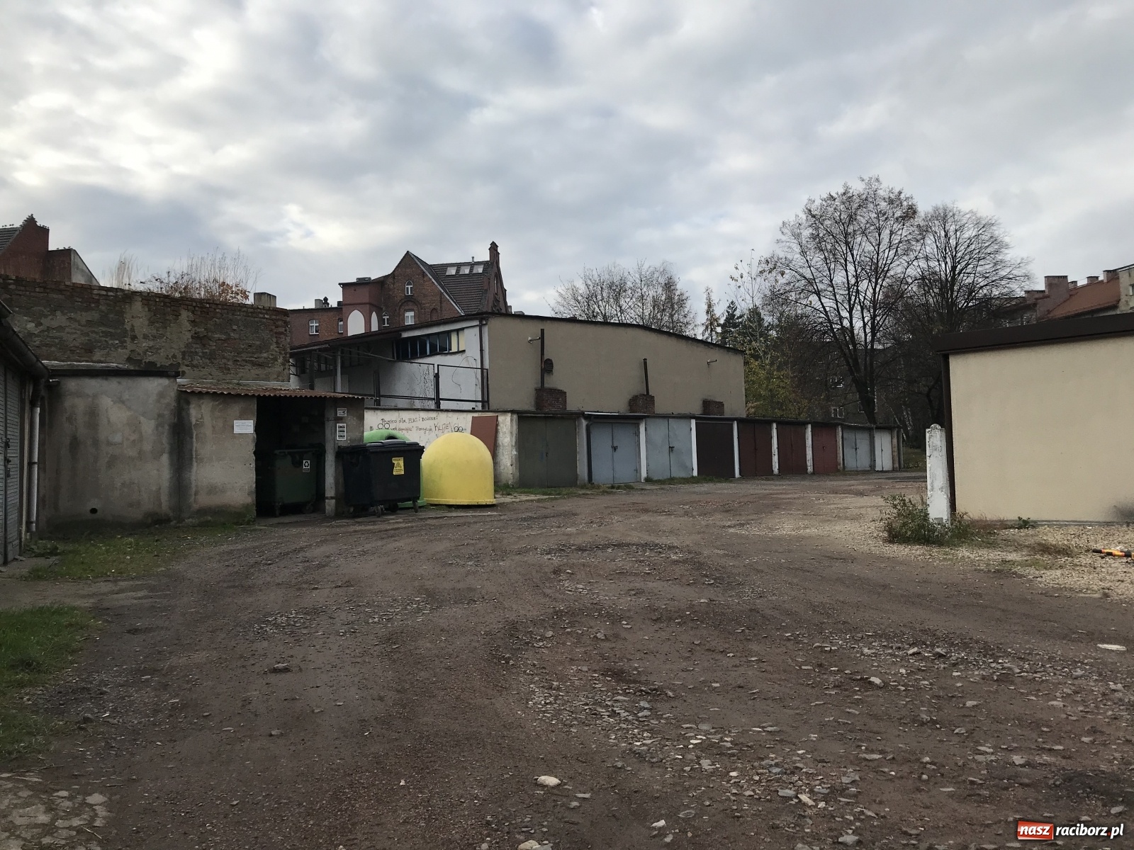 Zdjęcie w galerii na portalu naszraciborz.pl: Dojazd do garaży przy Głowackiego to jak rajd samochodowy wiadomości z regionu