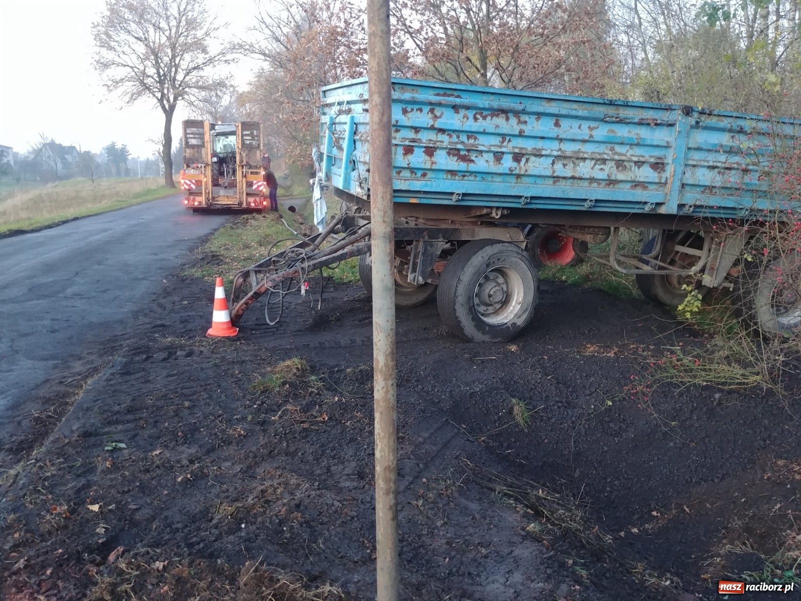 Zdjęcie w galerii na portalu naszraciborz.pl: Ciągnik rolniczy zablokował drogę w Kornowacu [FOTO] wiadomości z regionu