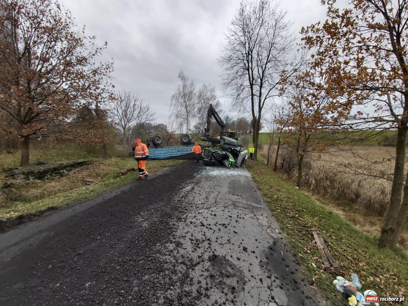 Zdjęcie w galerii na portalu naszraciborz.pl: Ciągnik rolniczy zablokował drogę w Kornowacu [FOTO] wiadomości z regionu