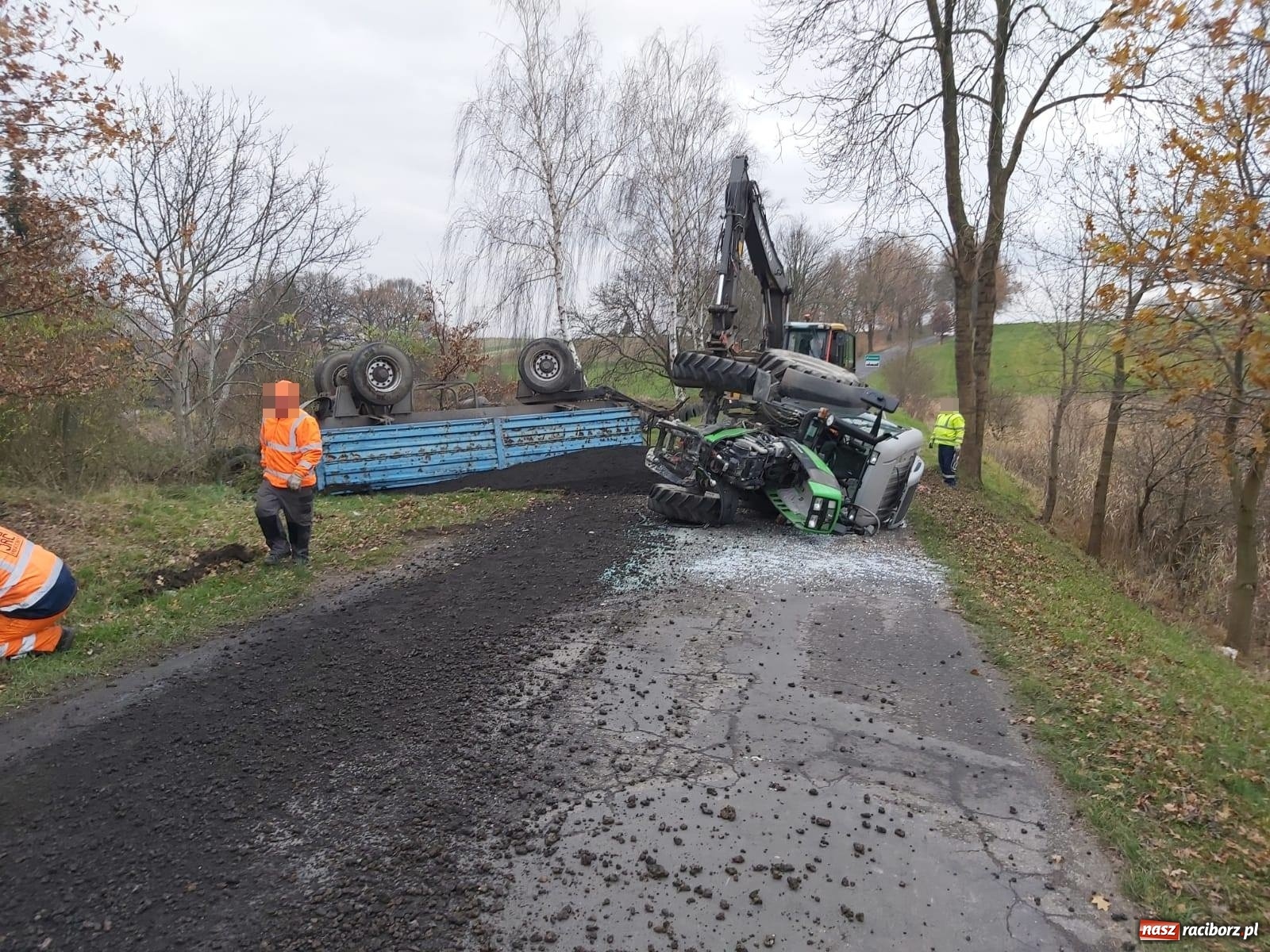 Zdjęcie w galerii na portalu naszraciborz.pl: Ciągnik rolniczy zablokował drogę w Kornowacu [FOTO] wiadomości z regionu
