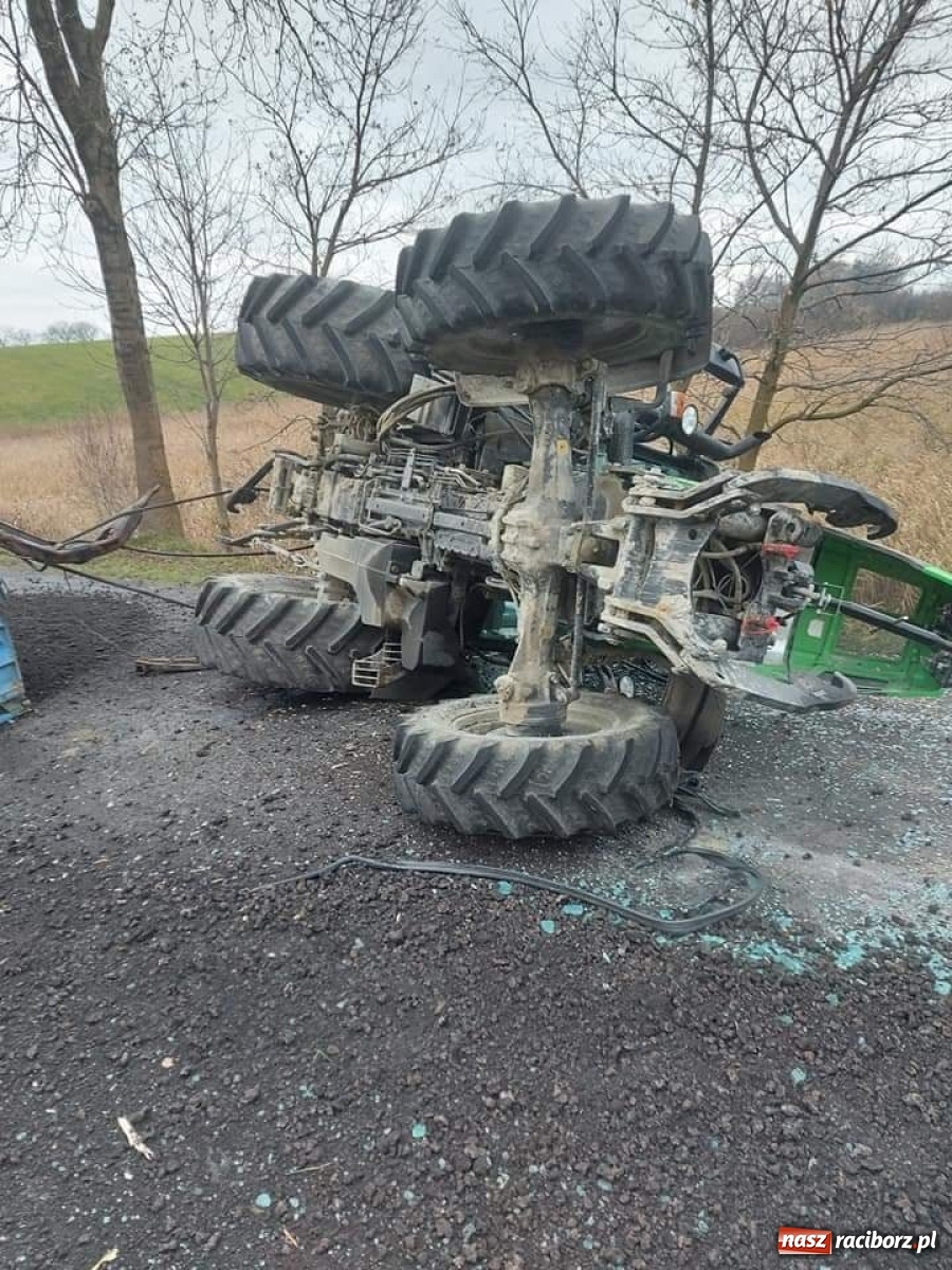 Zdjęcie w galerii na portalu naszraciborz.pl: Ciągnik rolniczy zablokował drogę w Kornowacu [FOTO] wiadomości z regionu