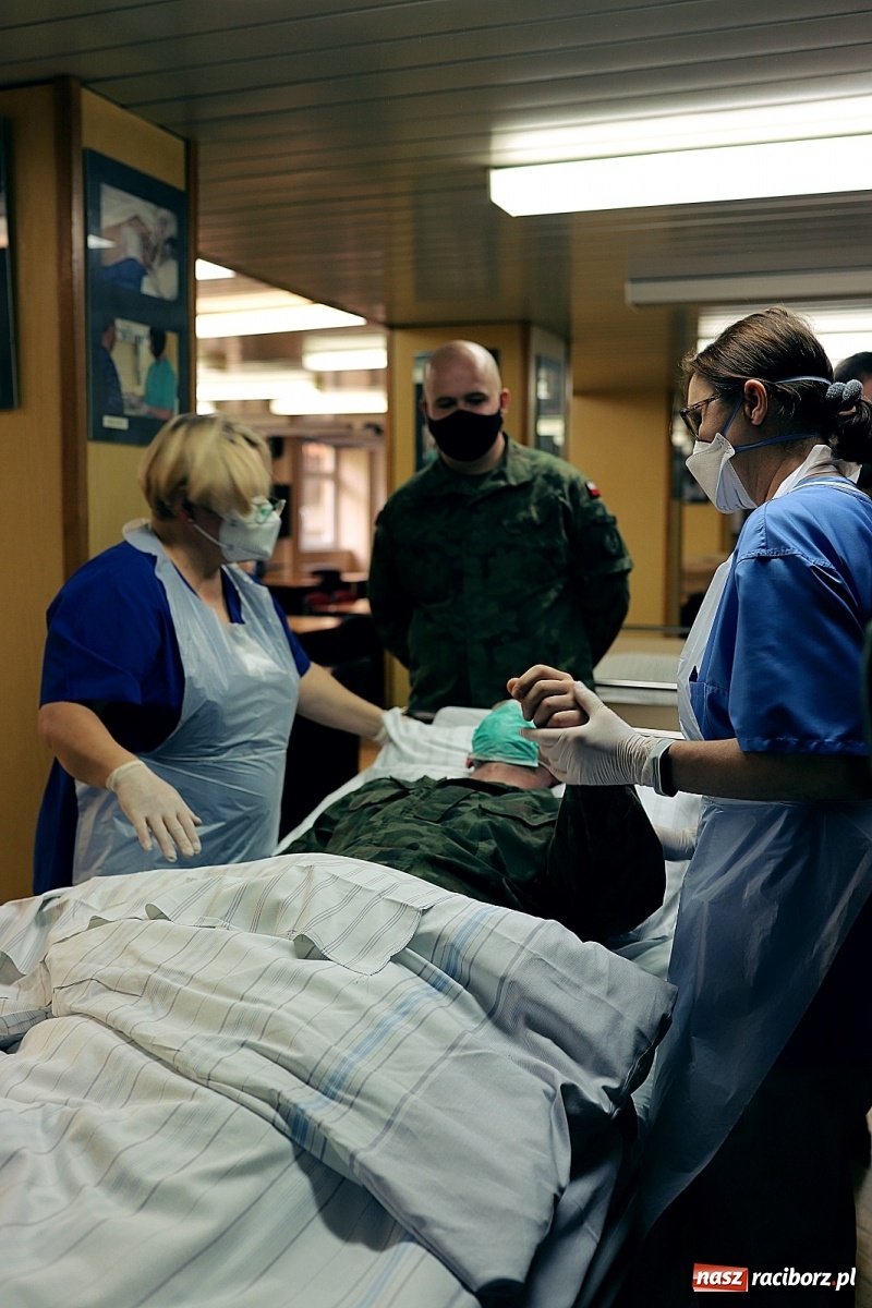 Zdjęcie w galerii na portalu naszraciborz.pl: Terytorialsi uczą się opieki nad pacjentem leżącym wiadomości z regionu
