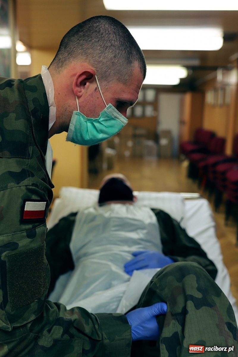 Zdjęcie w galerii na portalu naszraciborz.pl: Terytorialsi uczą się opieki nad pacjentem leżącym wiadomości z regionu