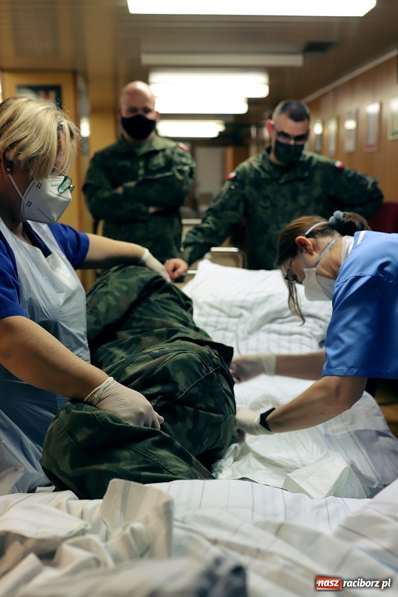 Zdjęcie w galerii na portalu naszraciborz.pl: Terytorialsi uczą się opieki nad pacjentem leżącym wiadomości z regionu