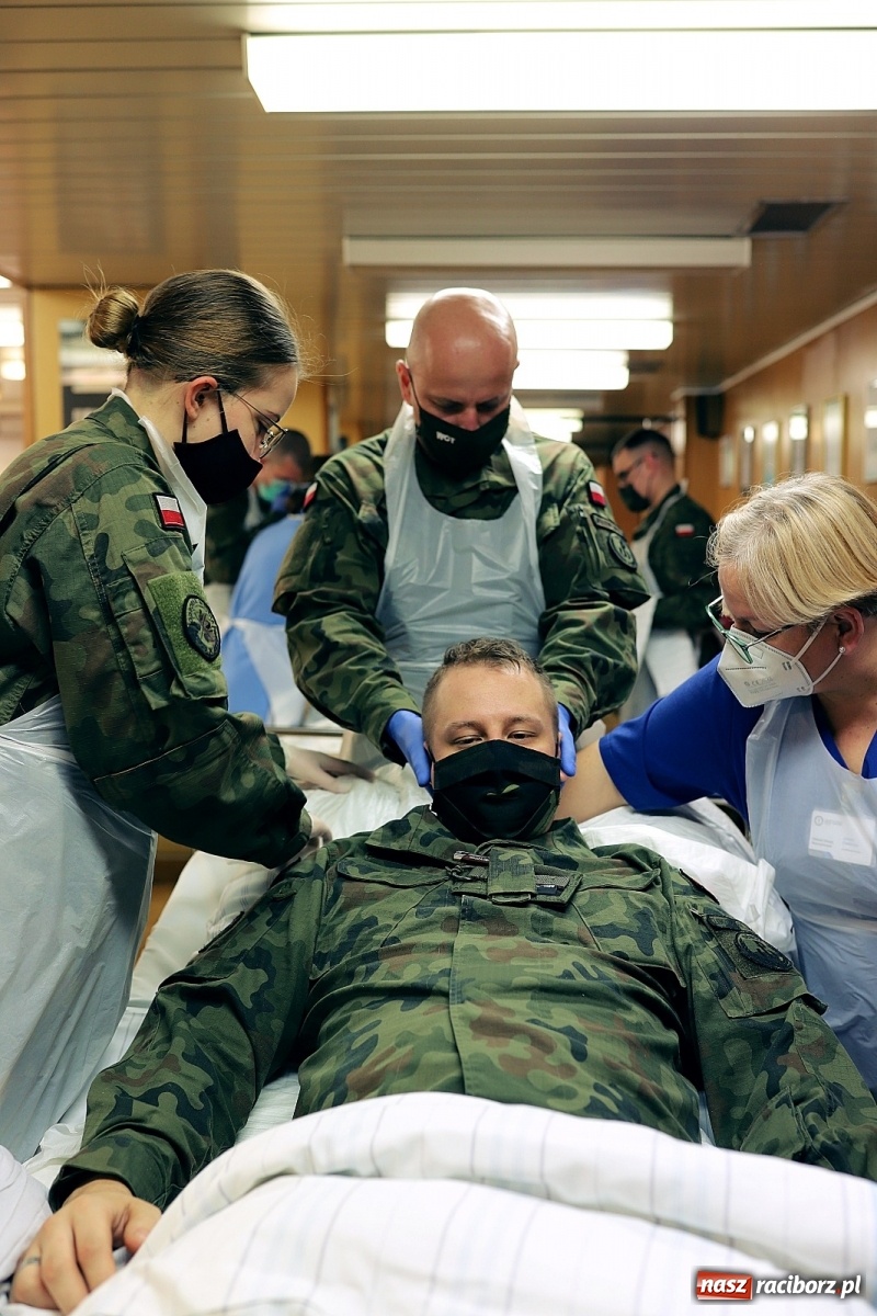 Zdjęcie w galerii na portalu naszraciborz.pl: Terytorialsi uczą się opieki nad pacjentem leżącym wiadomości z regionu