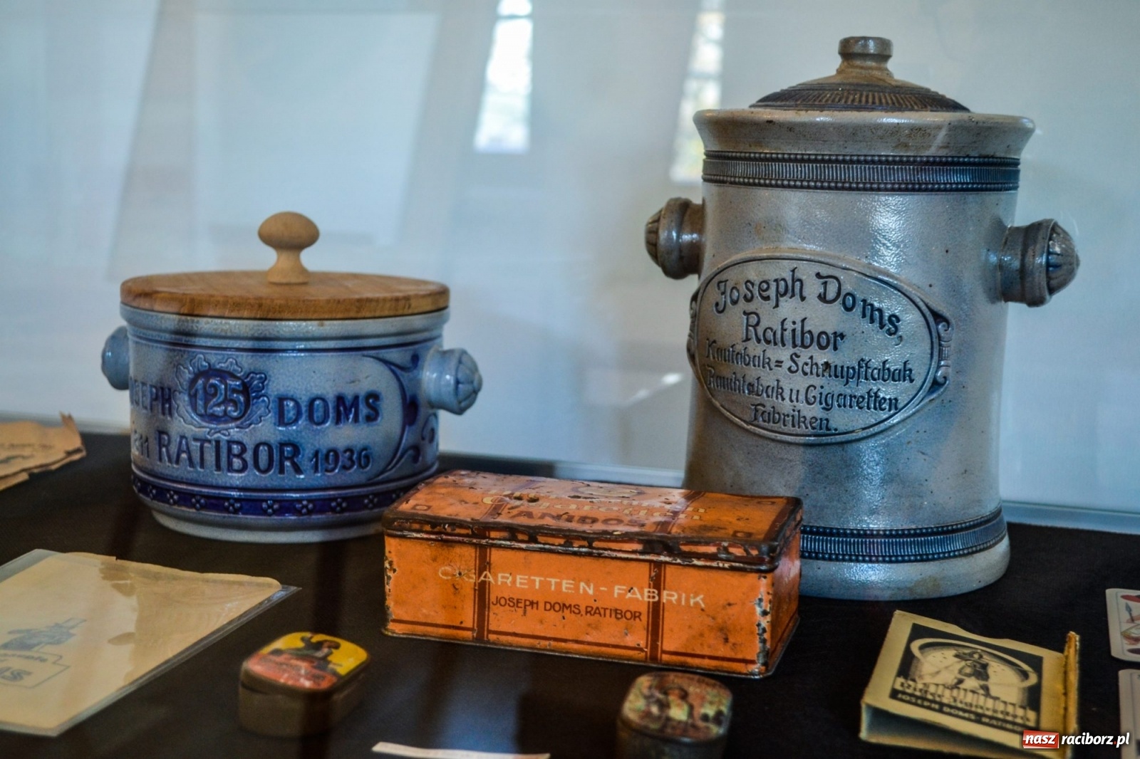 Zdjęcie w galerii na portalu naszraciborz.pl: Gabloty pamięci ciekawostką raciborskiego zamku wiadomości z regionu