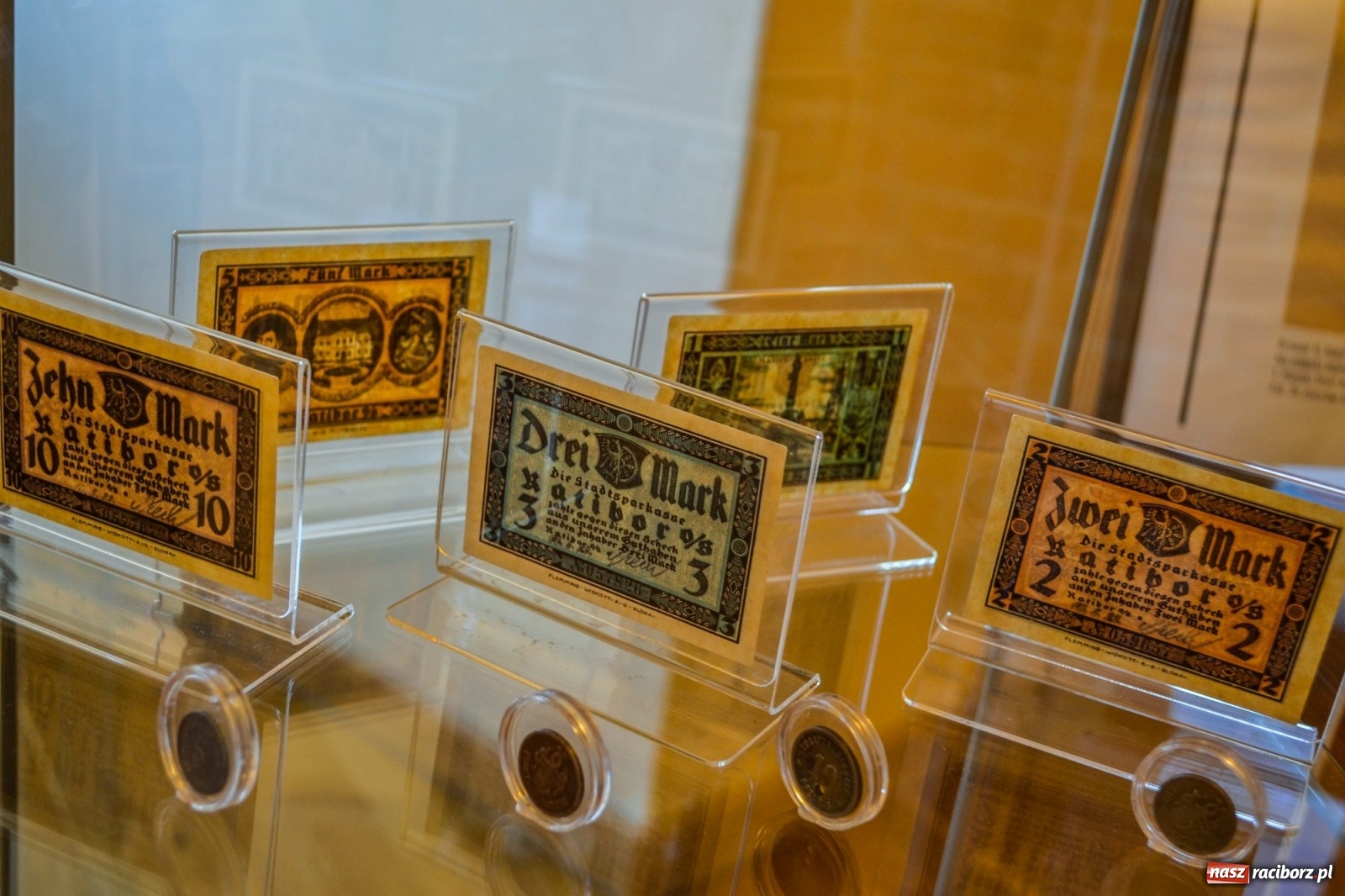 Zdjęcie w galerii na portalu naszraciborz.pl: Gabloty pamięci ciekawostką raciborskiego zamku wiadomości z regionu