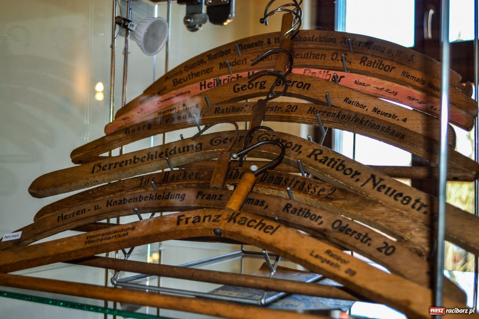 Zdjęcie w galerii na portalu naszraciborz.pl: Gabloty pamięci ciekawostką raciborskiego zamku wiadomości z regionu