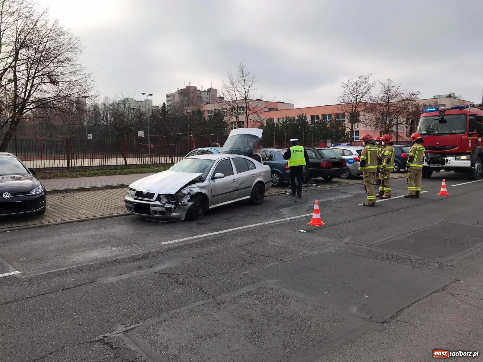 Zdjęcie w galerii na portalu naszraciborz.pl: Zderzenie opla i skody na Matejki [FOTO] wiadomości z regionu