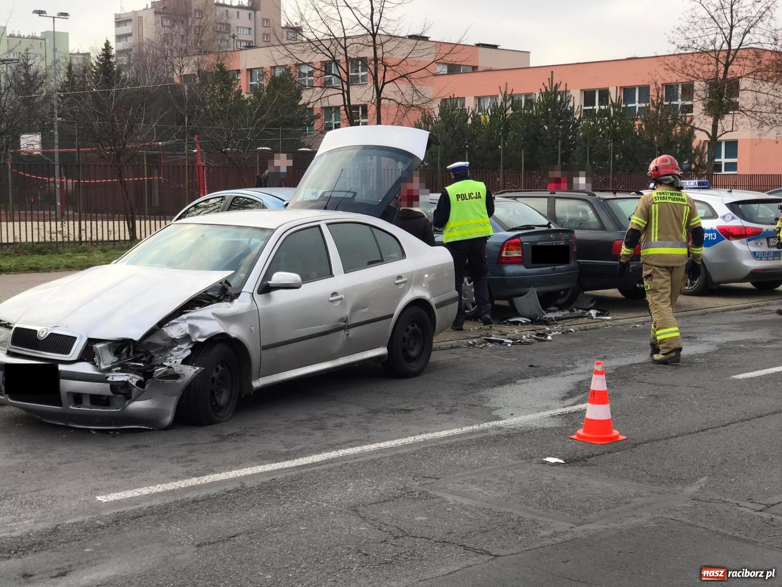 Zdjęcie w galerii na portalu naszraciborz.pl: Zderzenie opla i skody na Matejki [FOTO] wiadomości z regionu