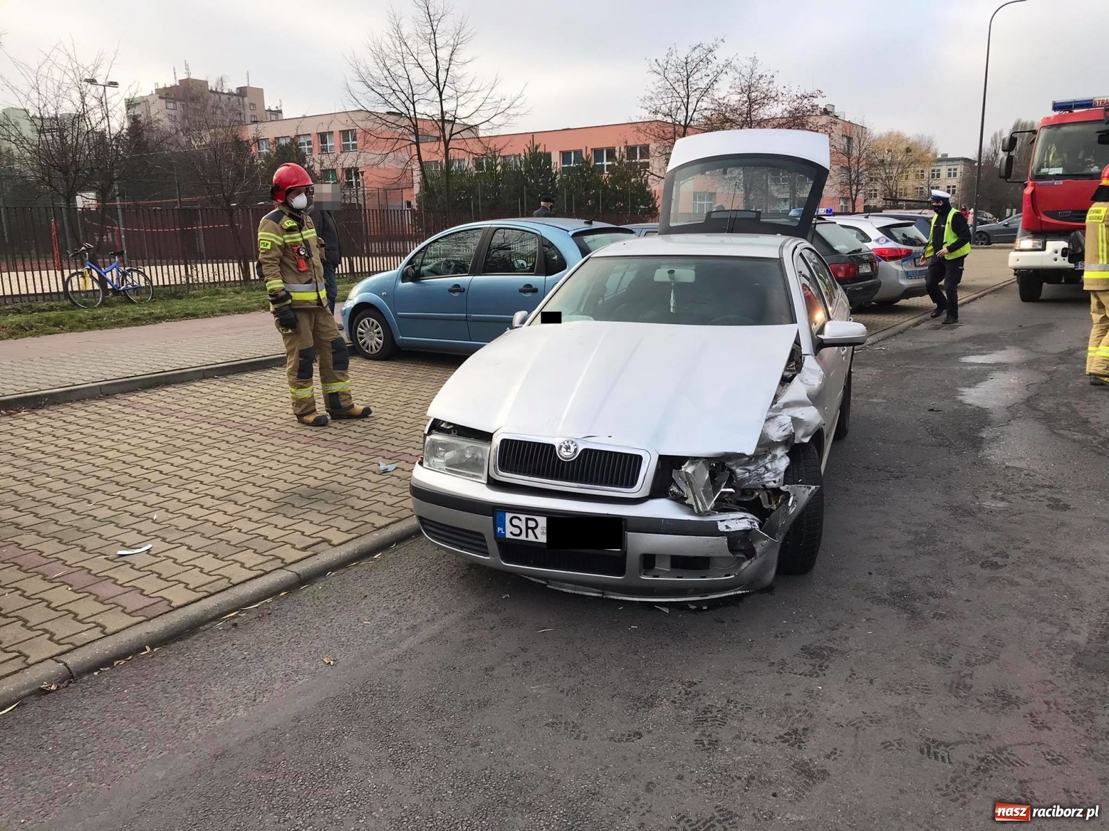 Zdjęcie w galerii na portalu naszraciborz.pl: Zderzenie opla i skody na Matejki [FOTO] wiadomości z regionu
