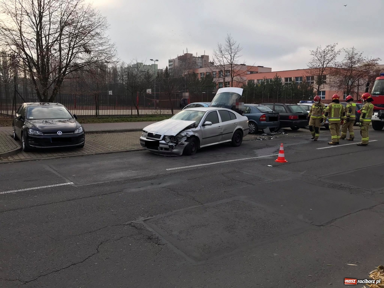 Zdjęcie w galerii na portalu naszraciborz.pl: Zderzenie opla i skody na Matejki [FOTO] wiadomości z regionu