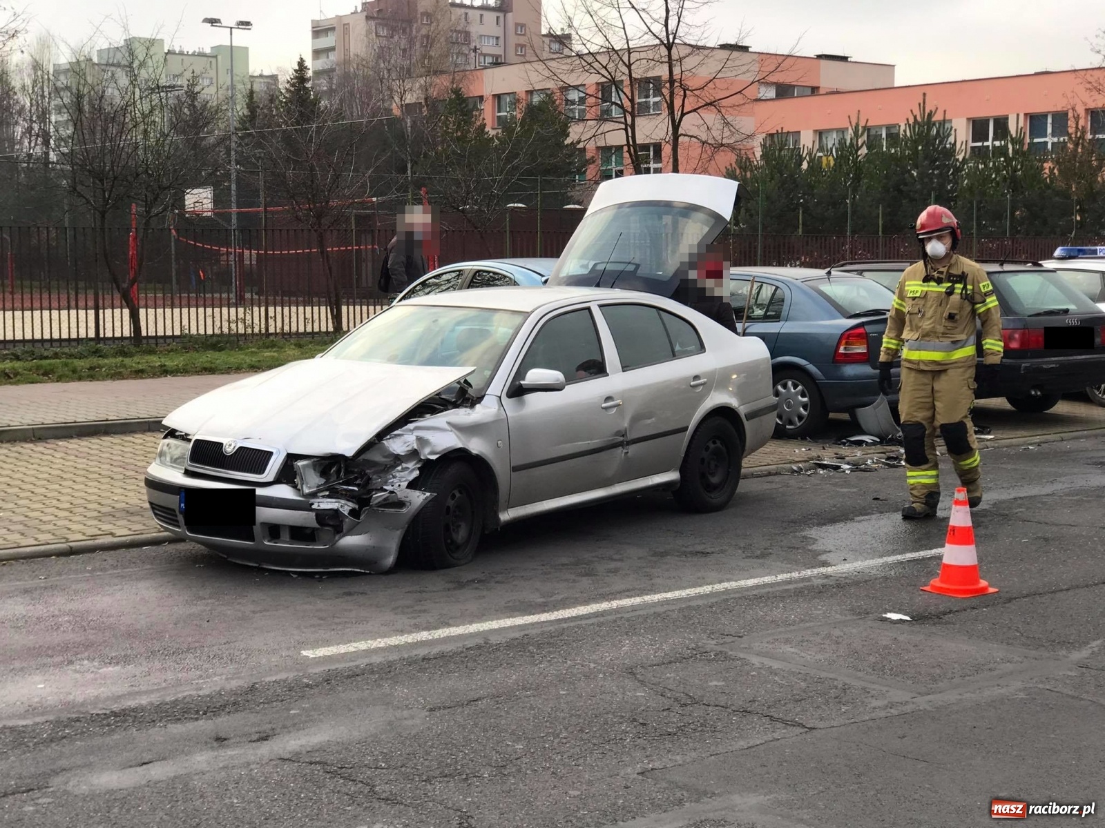 Zdjęcie w galerii na portalu naszraciborz.pl: Zderzenie opla i skody na Matejki [FOTO] wiadomości z regionu