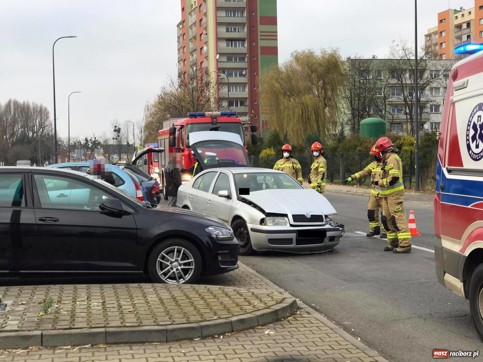 Zdjęcie w galerii na portalu naszraciborz.pl: Zderzenie opla i skody na Matejki [FOTO] wiadomości z regionu