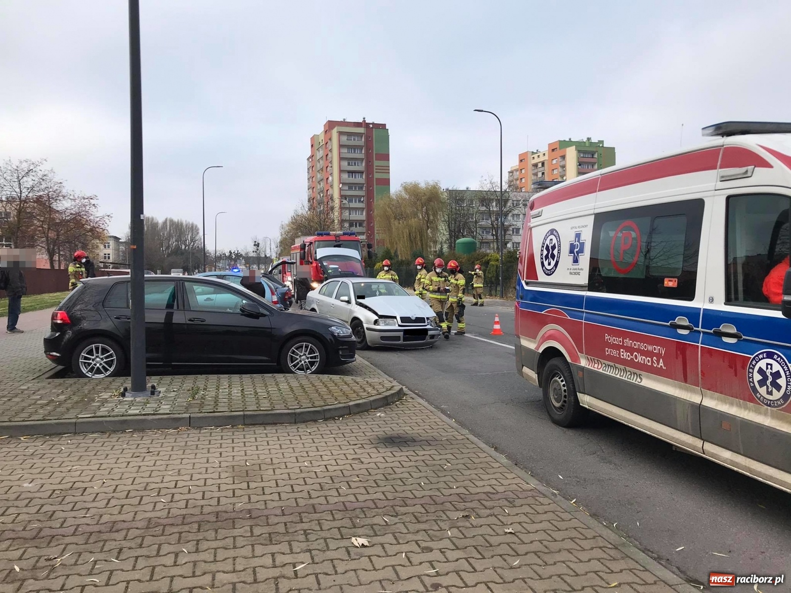 Zdjęcie w galerii na portalu naszraciborz.pl: Zderzenie opla i skody na Matejki [FOTO] wiadomości z regionu