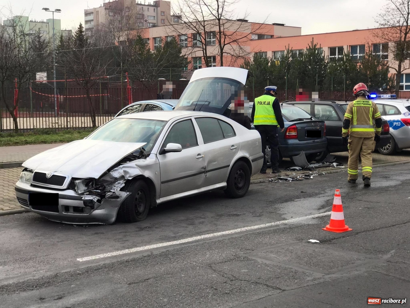 Zdjęcie w galerii na portalu naszraciborz.pl: Zderzenie opla i skody na Matejki [FOTO] wiadomości z regionu