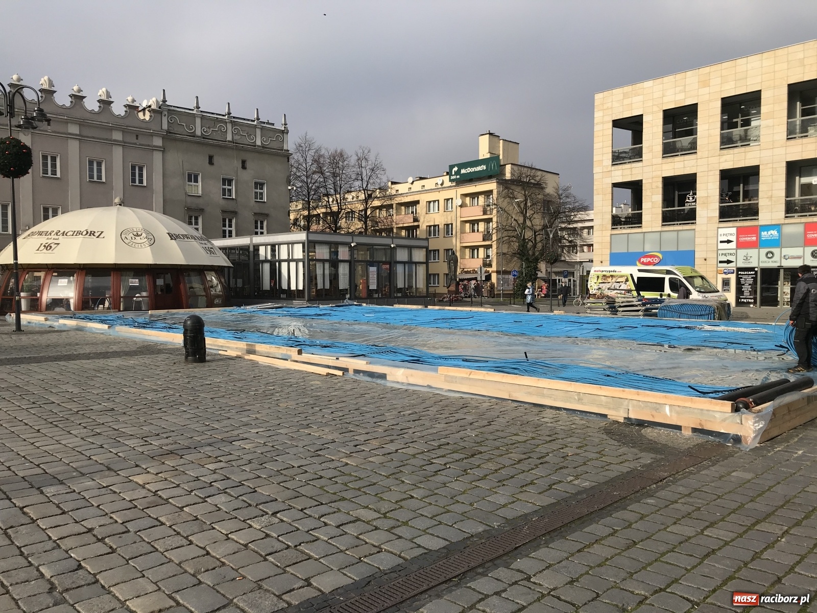 Zdjęcie w galerii na portalu naszraciborz.pl: Na Rynku powstaje lodowisko. Od kiedy pojeździemy tu na łyżwach?  wiadomości z regionu