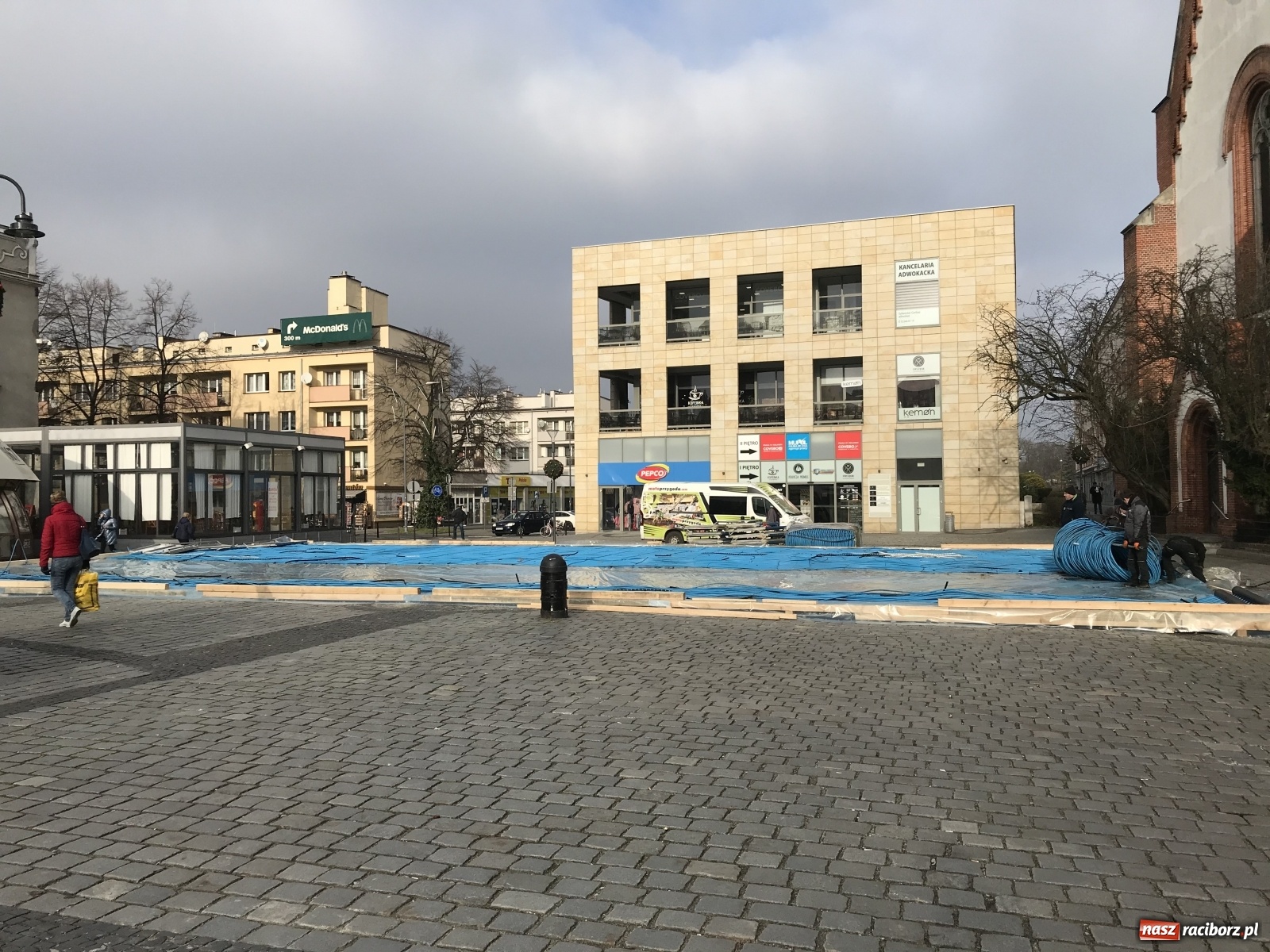 Zdjęcie w galerii na portalu naszraciborz.pl: Na Rynku powstaje lodowisko. Od kiedy pojeździemy tu na łyżwach?  wiadomości z regionu
