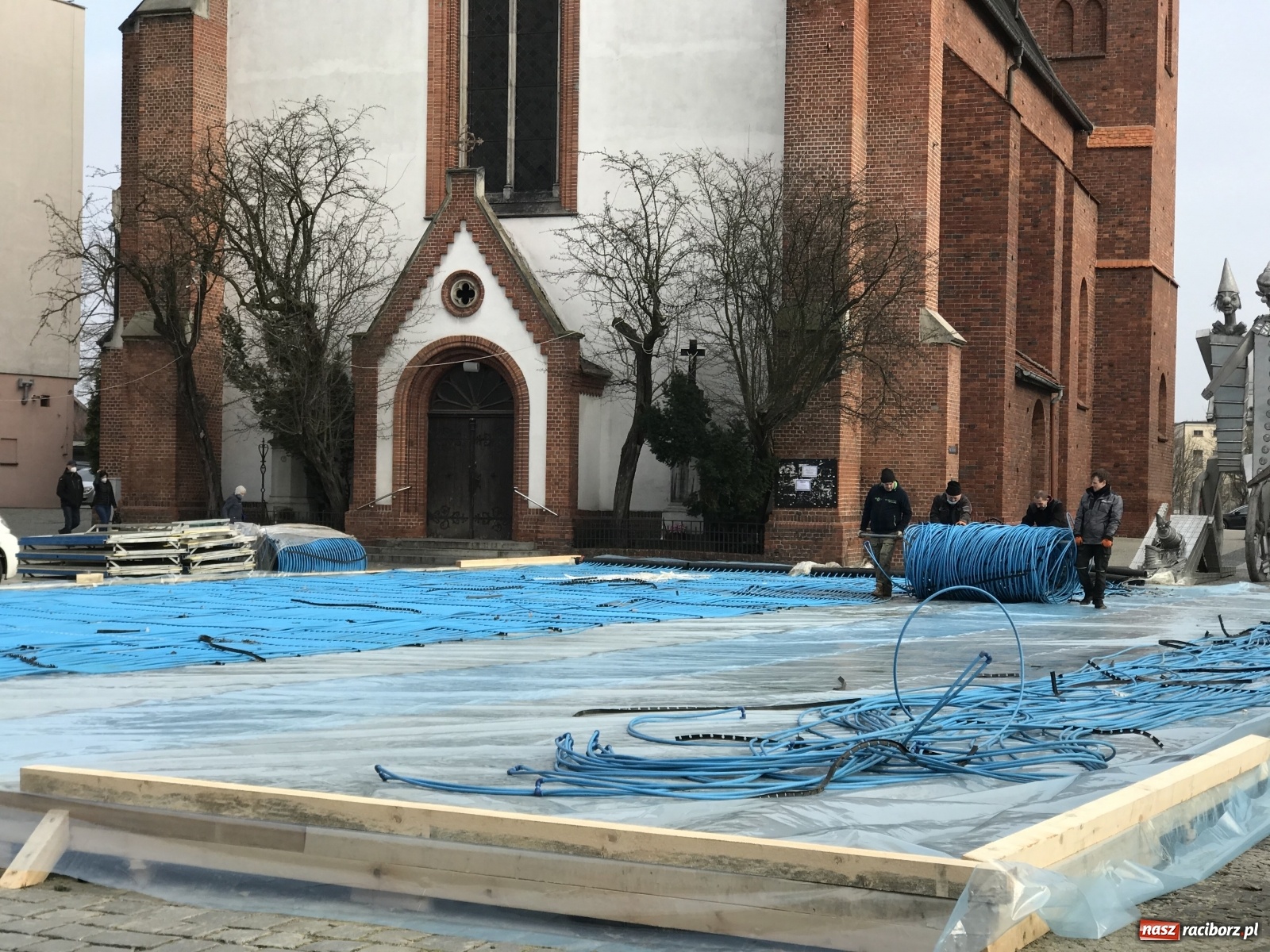 Zdjęcie w galerii na portalu naszraciborz.pl: Na Rynku powstaje lodowisko. Od kiedy pojeździemy tu na łyżwach?  wiadomości z regionu