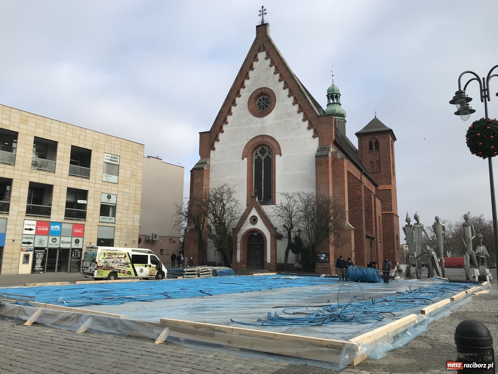 Zdjęcie w galerii na portalu naszraciborz.pl: Na Rynku powstaje lodowisko. Od kiedy pojeździemy tu na łyżwach?  wiadomości z regionu