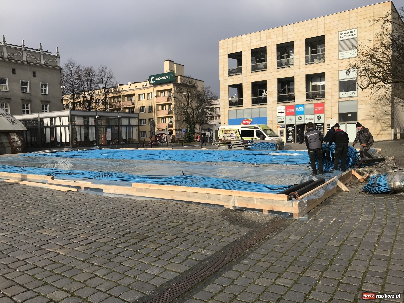 Zdjęcie w galerii na portalu naszraciborz.pl: Na Rynku powstaje lodowisko. Od kiedy pojeździemy tu na łyżwach?  wiadomości z regionu