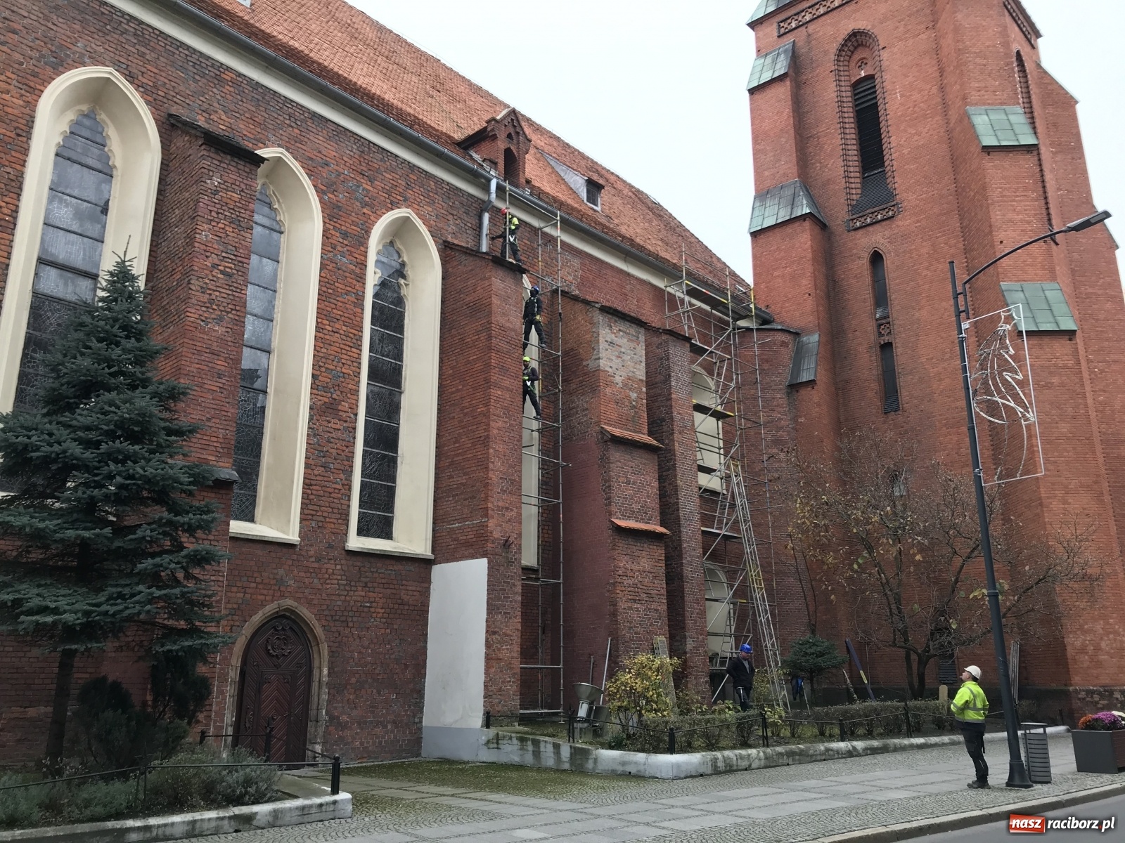 Zdjęcie w galerii na portalu naszraciborz.pl: Rusza remont dachu kościoła farnego  wiadomości z regionu