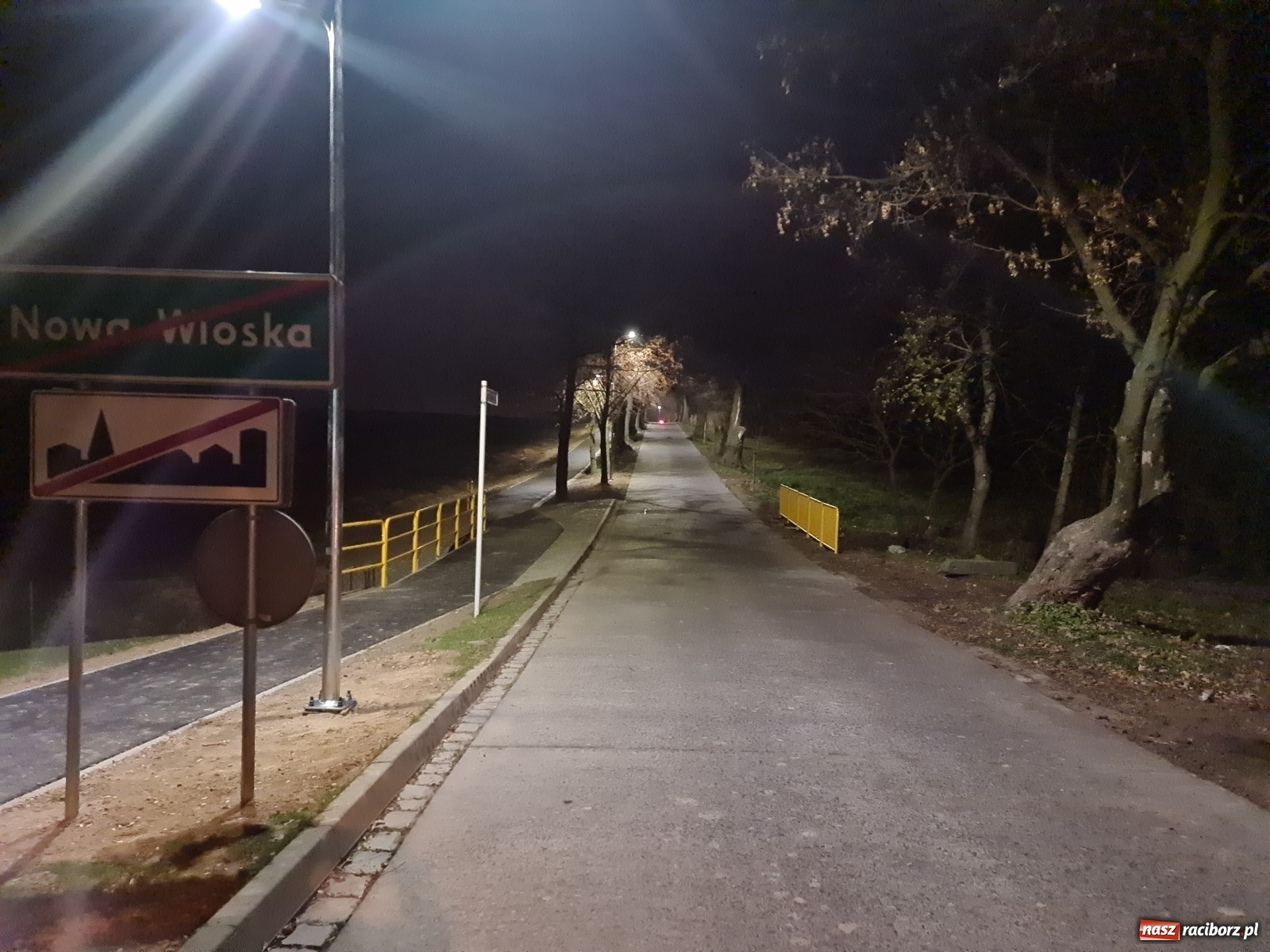 Zdjęcie w galerii na portalu naszraciborz.pl: Nowy chodnik w Nowej Wiosce  wiadomości z regionu