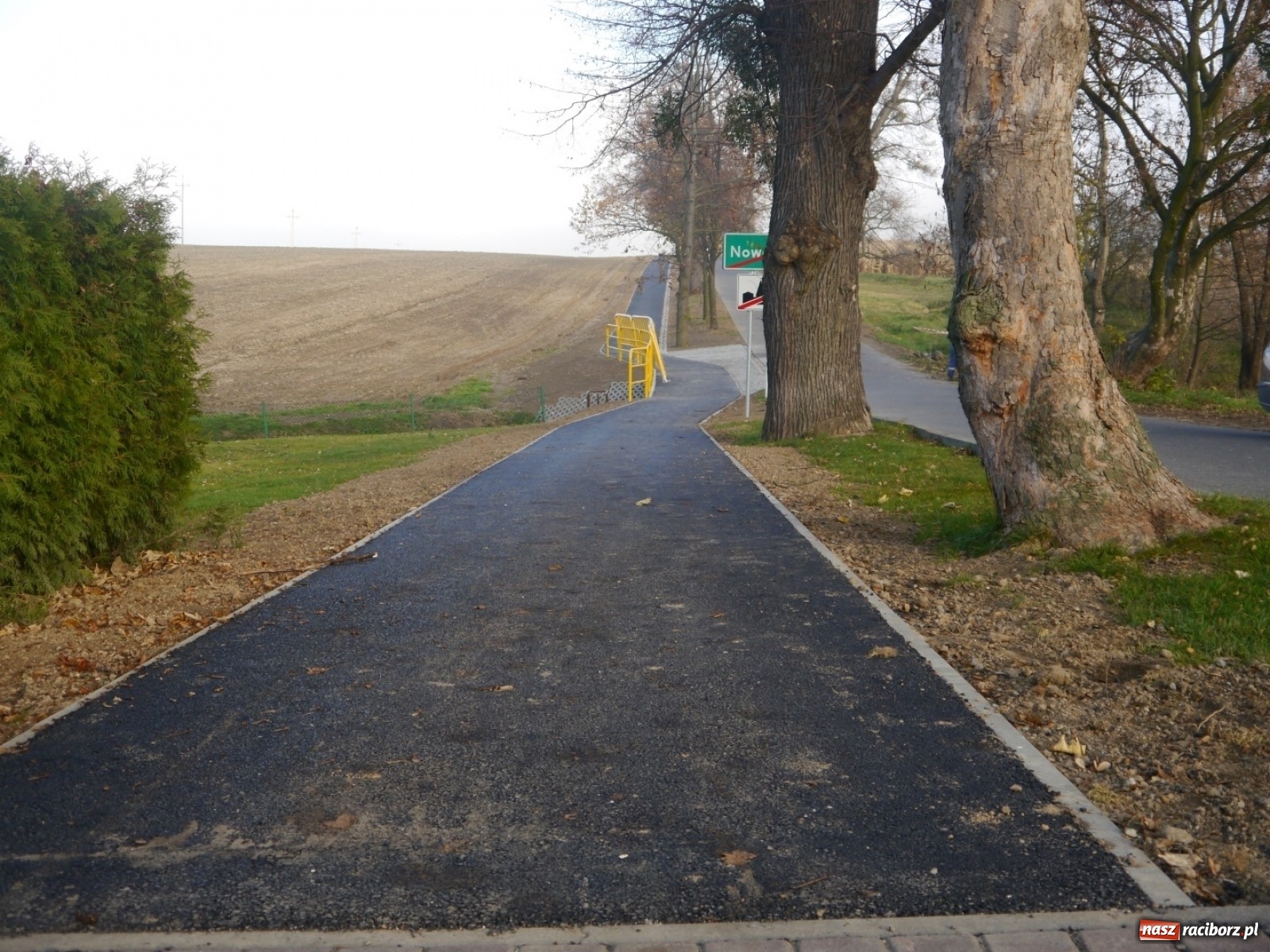Zdjęcie w galerii na portalu naszraciborz.pl: Nowy chodnik w Nowej Wiosce  wiadomości z regionu