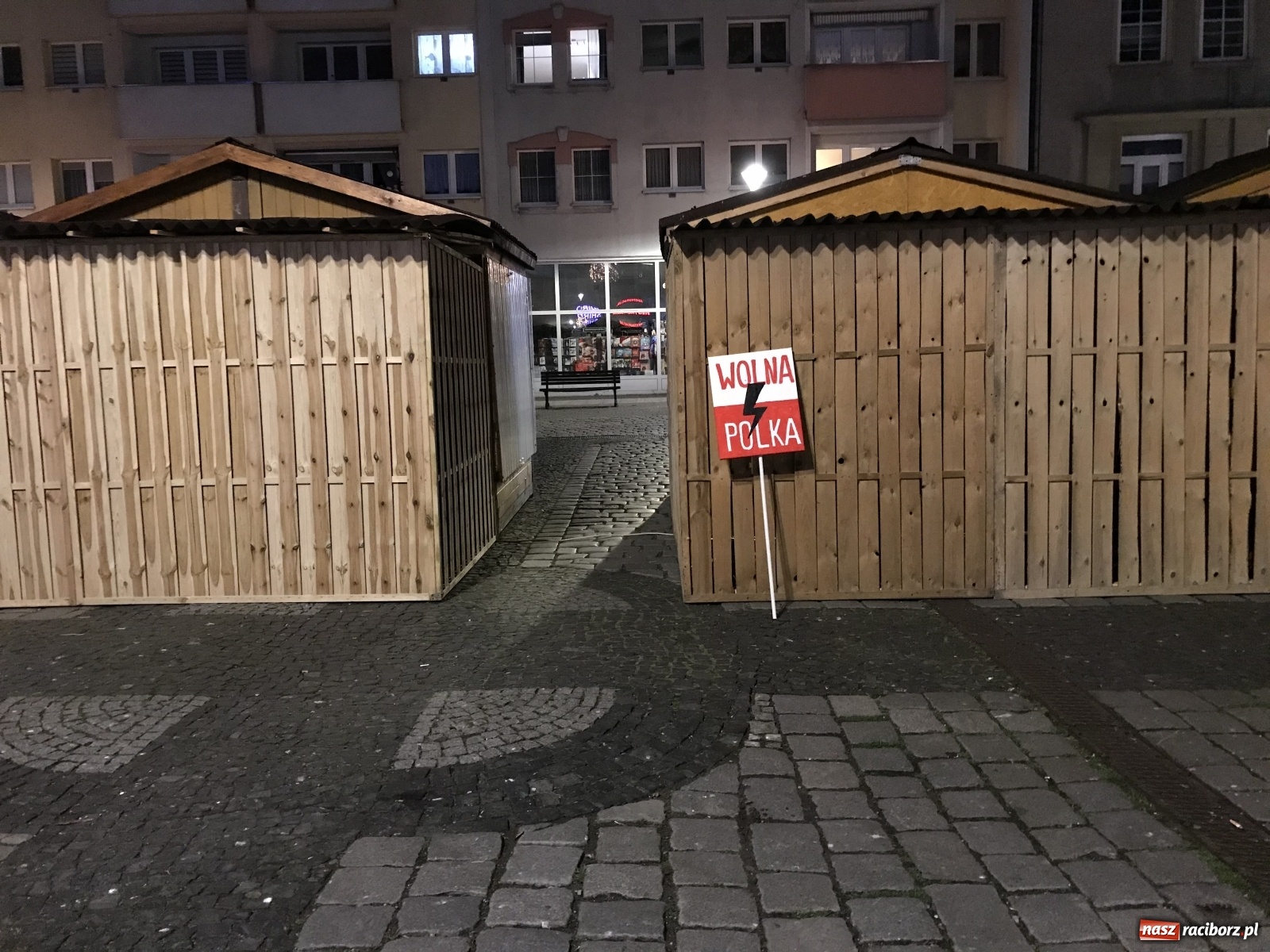 Zdjęcie w galerii na portalu naszraciborz.pl: Protest w Raciborzu. Uczestnicy spacerowali wokół skrzyżowania przy sądzie [FOTO i WIDEO] wiadomości z regionu