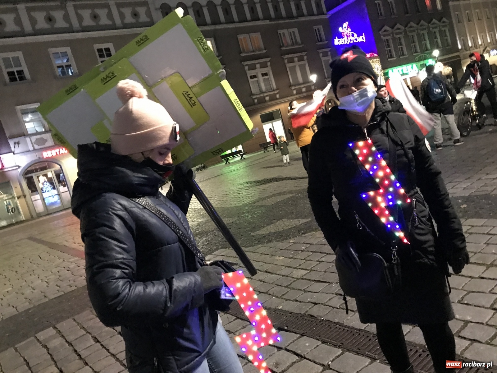 Zdjęcie w galerii na portalu naszraciborz.pl: Protest w Raciborzu. Uczestnicy spacerowali wokół skrzyżowania przy sądzie [FOTO i WIDEO] wiadomości z regionu
